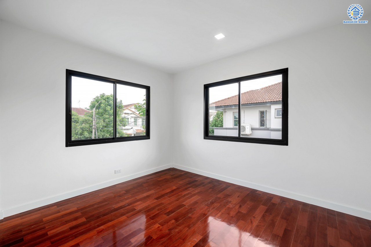 บ้านมือสองตกแต่งใหม่ โครงการ มัณฑนา วัดพระเงิน บ้านเดี่ยวจาก L&H เนื้อที่กว้างถึง 80.7 ตร.ว. พื้นที่ใช้สอย 154.67 ตร.ม. ฟังก์ชัน 4 ห้องนอน 3 ห้องน้ำ พร้อม Living กว้างขวาง บนทำเลเดินทางสะดวก ใกล้เซ็นทรัลเวสต์เกต, รถไฟฟ้าสายสีม่วง "สถานีตลาดบางใหญ่" และทางด่วน "ศรีรัช"...