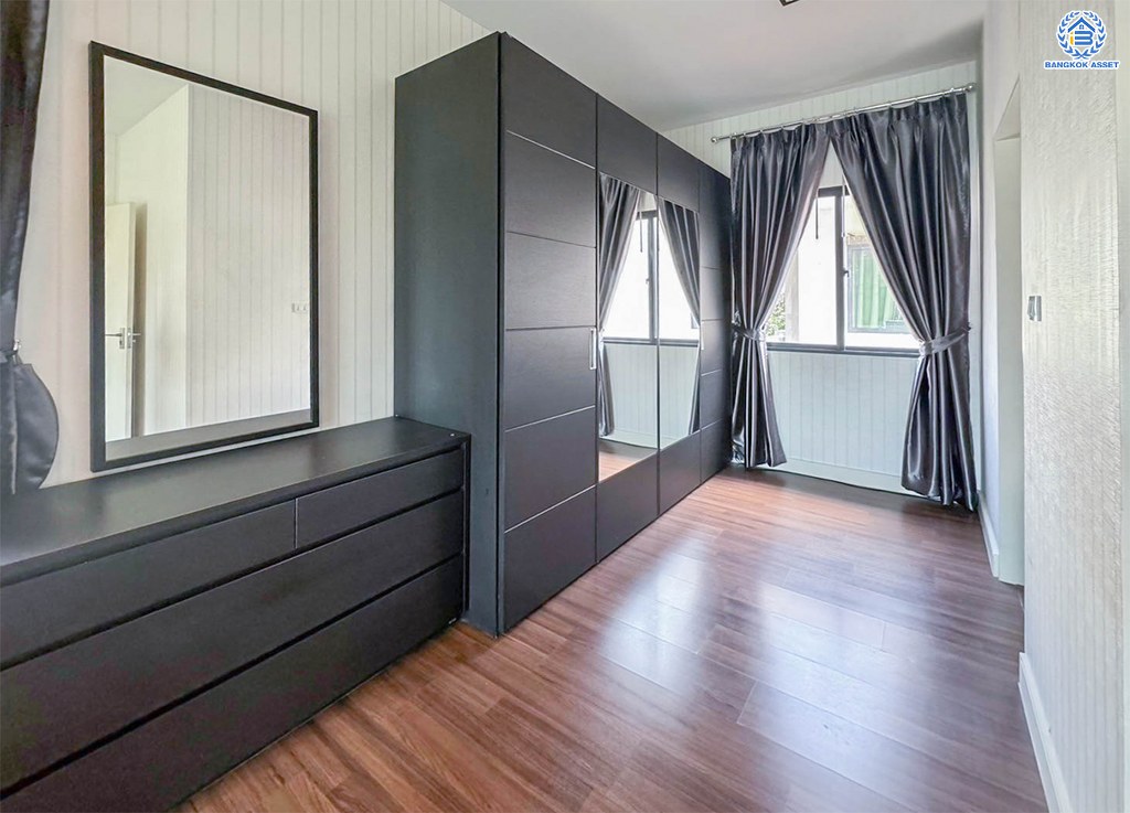 *****บ้านเดี่ยวมือสอง โครงการ สราญสิริ ติวานนท์-แจ้งวัฒนะ เนื้อที่ 52.60 ตร.ว. ฟังก์ชัน 3 ห้องนอน 3 ห้องน้ำ 2 ที่จอดรถ บ้านเดี่ยวพร้อมอยู่ ฟรีของแถมหลายรายการ โครงการบนทำเลดี เดินทางสะดวก เชื่อมต่อถนนแจ้งวัฒนะ ถนนติวานนท์ ใกล้ห้างสรรพสินค้าโรบินสัน ศรีสมาน เซ็นทรัลแจ้งวัฒนะ