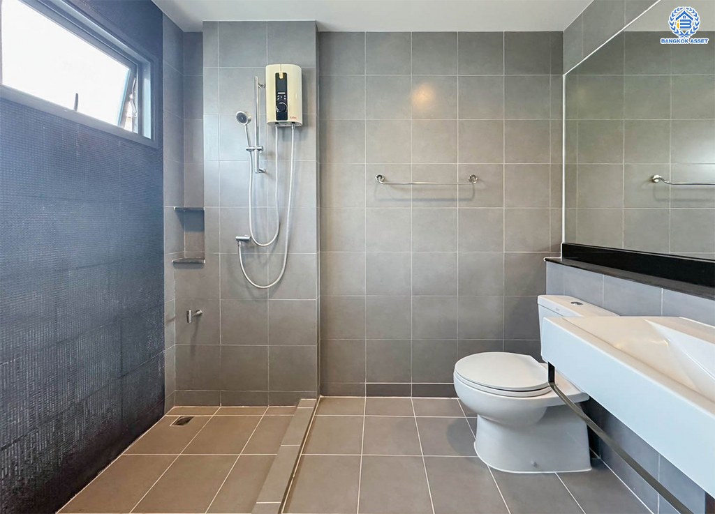 *****บ้านเดี่ยวมือสอง โครงการ สราญสิริ ติวานนท์-แจ้งวัฒนะ เนื้อที่ 52.60 ตร.ว. ฟังก์ชัน 3 ห้องนอน 3 ห้องน้ำ 2 ที่จอดรถ บ้านเดี่ยวพร้อมอยู่ ฟรีของแถมหลายรายการ โครงการบนทำเลดี เดินทางสะดวก เชื่อมต่อถนนแจ้งวัฒนะ ถนนติวานนท์ ใกล้ห้างสรรพสินค้าโรบินสัน ศรีสมาน เซ็นทรัลแจ้งวัฒนะ