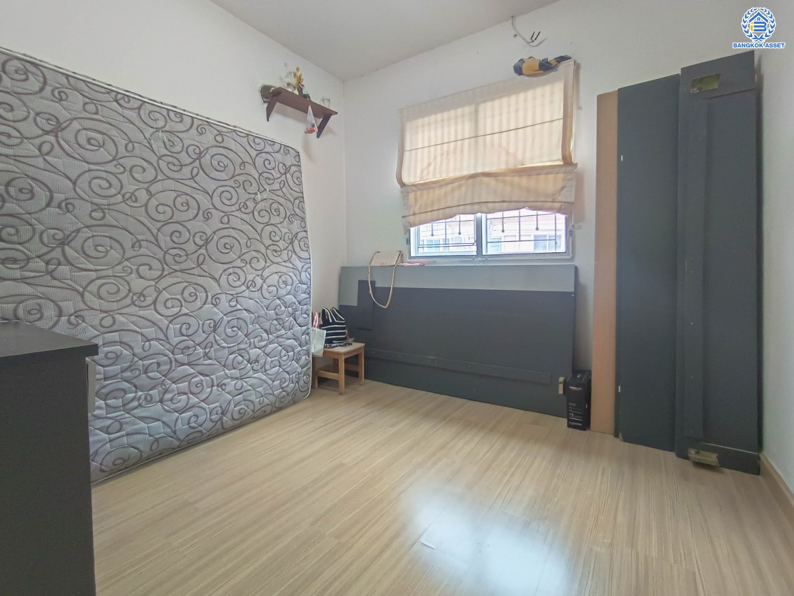 *****ทาวน์เฮ้าส์มือสองนนทบุรี โครงการ พฤกษาวิลล์22 นครอินทร์ เนื้อที่ 17.4 ตร.ว. ฟังก์ชัน 3 ห้องนอน 2 ห้องน้ำ 1 ที่จอดรถ แถมฟรี! เครื่องปรับอากาศ 1 เครื่อง, เครื่องทำน้ำอุ่น 1 เครื่อง บนทำเลเดินทางสะดวก เชื่อมต่อ ถนนนครอินทร์, ถนนพิบูลสงคราม ใกล้สะพานพระราม 5 และรถไฟฟ้าสายสีม่วง "สถานีแยกติวานนท์"