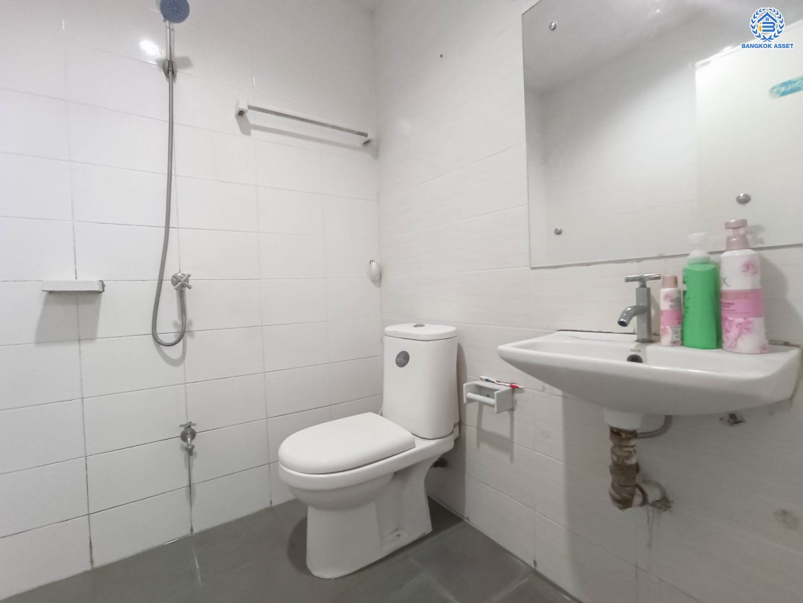 *****ทาวน์เฮ้าส์มือสองนนทบุรี โครงการ พฤกษาวิลล์22 นครอินทร์ เนื้อที่ 17.4 ตร.ว. ฟังก์ชัน 3 ห้องนอน 2 ห้องน้ำ 1 ที่จอดรถ แถมฟรี! เครื่องปรับอากาศ 1 เครื่อง, เครื่องทำน้ำอุ่น 1 เครื่อง บนทำเลเดินทางสะดวก เชื่อมต่อ ถนนนครอินทร์, ถนนพิบูลสงคราม ใกล้สะพานพระราม 5 และรถไฟฟ้าสายสีม่วง "สถานีแยกติวานนท์"