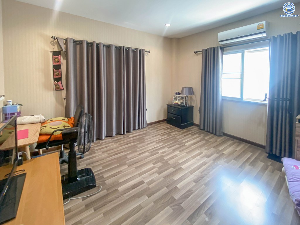 *****บ้านเดี่ยวมือสอง โครงการ ธารา ราชพฤกษ์-ปิ่นเกล้า เนื้อที่ 75.20 ตร.ว. ฟังก์ชัน 4 ห้องนอน 4 ห้องน้ำ 2 ที่จอดรถ มีห้องแม่บ้าน และห้องน้ำในตัว อยู่ต้นโครงการ พร้อมเข้าอยู่ ทำเลโครงการดี เดินทางสะดวก เชื่อมต่อถนนนครอินทร์ ถนนกาญจนาภิเษก ใกล้รถไฟฟ้าสายสีแดง และจุดขึ้นทางด่วน "ศรีรัช-วงแหวนรอบนอก"