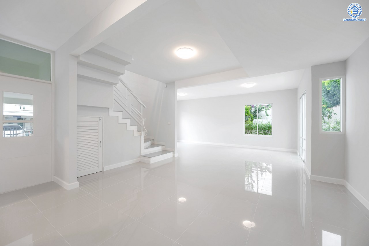 บ้านมือสองตกแต่งใหม่ โครงการ โฮมเพลส เดอะพาร์ค บางกรวย-ไทรน้อย เนื้อที่ 56 ตร.ว. พื้นที่ใช้สอย 168.21 ตร.ม. ฟังก์ชัน 3 ห้องนอน 2 ห้องน้ำ จอดรถได้ 2 คัน มีความเป็นส่วนตัว เดินทางสะดวกเข้า-ออกได้หลายเส้นทาง ทั้งถนนรัตนาธิเบศร์ ถนนบางกรวย-ไทรน้อย ถนนกาญจนาภิเษก ใกล้รถไฟฟ้าสายสีม่วง "สถานีบางพลู"