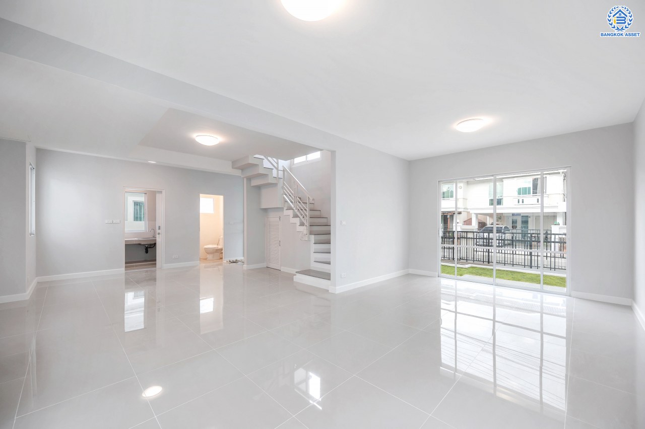 บ้านมือสองตกแต่งใหม่ โครงการ โฮมเพลส เดอะพาร์ค บางกรวย-ไทรน้อย เนื้อที่ 56 ตร.ว. พื้นที่ใช้สอย 168.21 ตร.ม. ฟังก์ชัน 3 ห้องนอน 2 ห้องน้ำ จอดรถได้ 2 คัน มีความเป็นส่วนตัว เดินทางสะดวกเข้า-ออกได้หลายเส้นทาง ทั้งถนนรัตนาธิเบศร์ ถนนบางกรวย-ไทรน้อย ถนนกาญจนาภิเษก ใกล้รถไฟฟ้าสายสีม่วง "สถานีบางพลู"