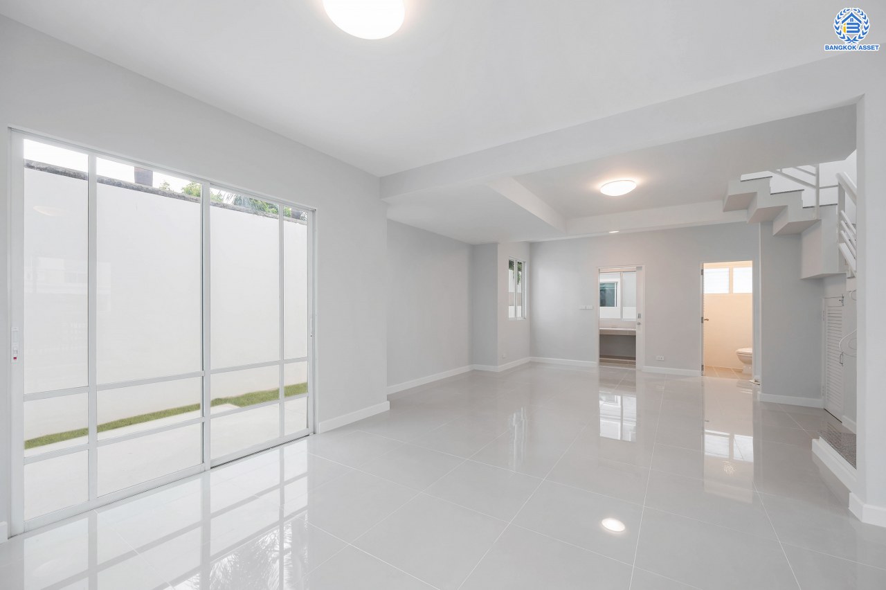 บ้านมือสองตกแต่งใหม่ โครงการ โฮมเพลส เดอะพาร์ค บางกรวย-ไทรน้อย เนื้อที่ 56 ตร.ว. พื้นที่ใช้สอย 168.21 ตร.ม. ฟังก์ชัน 3 ห้องนอน 2 ห้องน้ำ จอดรถได้ 2 คัน มีความเป็นส่วนตัว เดินทางสะดวกเข้า-ออกได้หลายเส้นทาง ทั้งถนนรัตนาธิเบศร์ ถนนบางกรวย-ไทรน้อย ถนนกาญจนาภิเษก ใกล้รถไฟฟ้าสายสีม่วง "สถานีบางพลู"