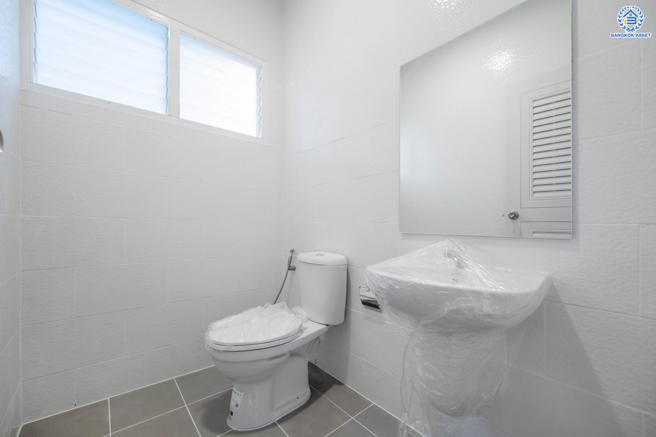 บ้านมือสองตกแต่งใหม่ โครงการ โฮมเพลส เดอะพาร์ค บางกรวย-ไทรน้อย เนื้อที่ 56 ตร.ว. พื้นที่ใช้สอย 168.21 ตร.ม. ฟังก์ชัน 3 ห้องนอน 2 ห้องน้ำ จอดรถได้ 2 คัน มีความเป็นส่วนตัว เดินทางสะดวกเข้า-ออกได้หลายเส้นทาง ทั้งถนนรัตนาธิเบศร์ ถนนบางกรวย-ไทรน้อย ถนนกาญจนาภิเษก ใกล้รถไฟฟ้าสายสีม่วง "สถานีบางพลู"