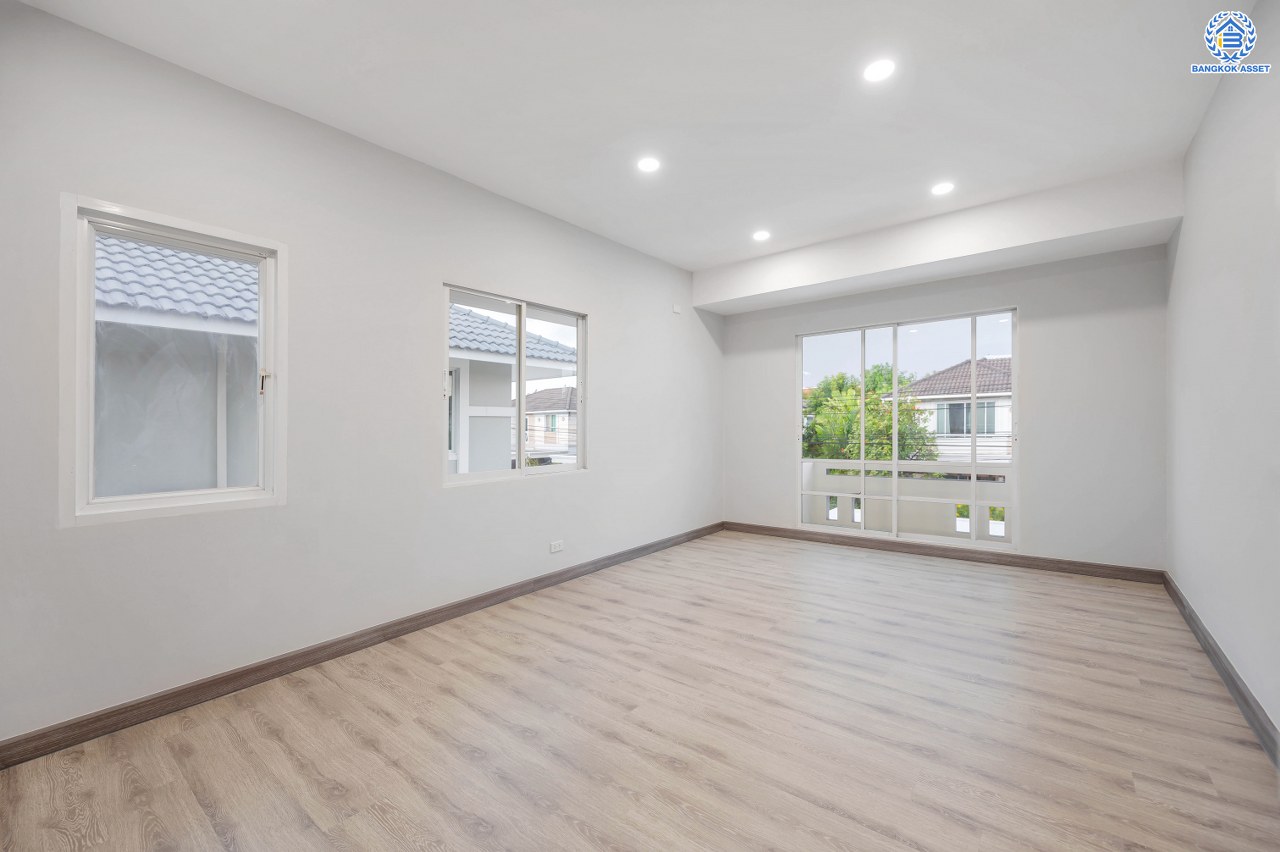 บ้านมือสองตกแต่งใหม่ โครงการ โฮมเพลส เดอะพาร์ค บางกรวย-ไทรน้อย เนื้อที่ 56 ตร.ว. พื้นที่ใช้สอย 168.21 ตร.ม. ฟังก์ชัน 3 ห้องนอน 2 ห้องน้ำ จอดรถได้ 2 คัน มีความเป็นส่วนตัว เดินทางสะดวกเข้า-ออกได้หลายเส้นทาง ทั้งถนนรัตนาธิเบศร์ ถนนบางกรวย-ไทรน้อย ถนนกาญจนาภิเษก ใกล้รถไฟฟ้าสายสีม่วง "สถานีบางพลู"