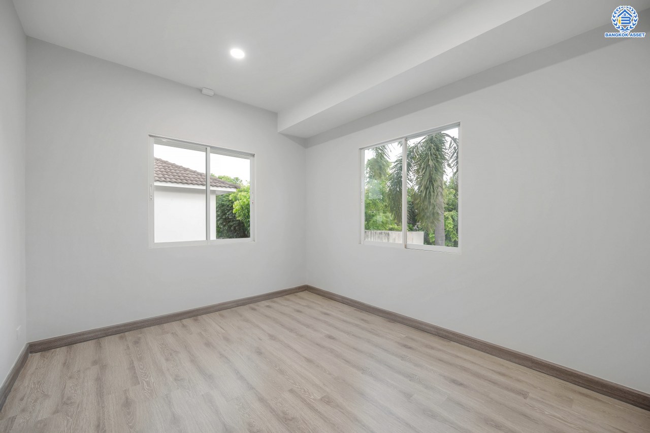 บ้านมือสองตกแต่งใหม่ โครงการ โฮมเพลส เดอะพาร์ค บางกรวย-ไทรน้อย เนื้อที่ 56 ตร.ว. พื้นที่ใช้สอย 168.21 ตร.ม. ฟังก์ชัน 3 ห้องนอน 2 ห้องน้ำ จอดรถได้ 2 คัน มีความเป็นส่วนตัว เดินทางสะดวกเข้า-ออกได้หลายเส้นทาง ทั้งถนนรัตนาธิเบศร์ ถนนบางกรวย-ไทรน้อย ถนนกาญจนาภิเษก ใกล้รถไฟฟ้าสายสีม่วง "สถานีบางพลู"