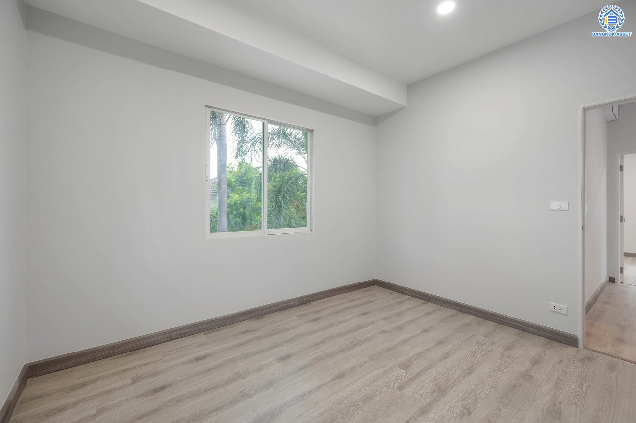 บ้านมือสองตกแต่งใหม่ โครงการ โฮมเพลส เดอะพาร์ค บางกรวย-ไทรน้อย เนื้อที่ 56 ตร.ว. พื้นที่ใช้สอย 168.21 ตร.ม. ฟังก์ชัน 3 ห้องนอน 2 ห้องน้ำ จอดรถได้ 2 คัน มีความเป็นส่วนตัว เดินทางสะดวกเข้า-ออกได้หลายเส้นทาง ทั้งถนนรัตนาธิเบศร์ ถนนบางกรวย-ไทรน้อย ถนนกาญจนาภิเษก ใกล้รถไฟฟ้าสายสีม่วง "สถานีบางพลู"