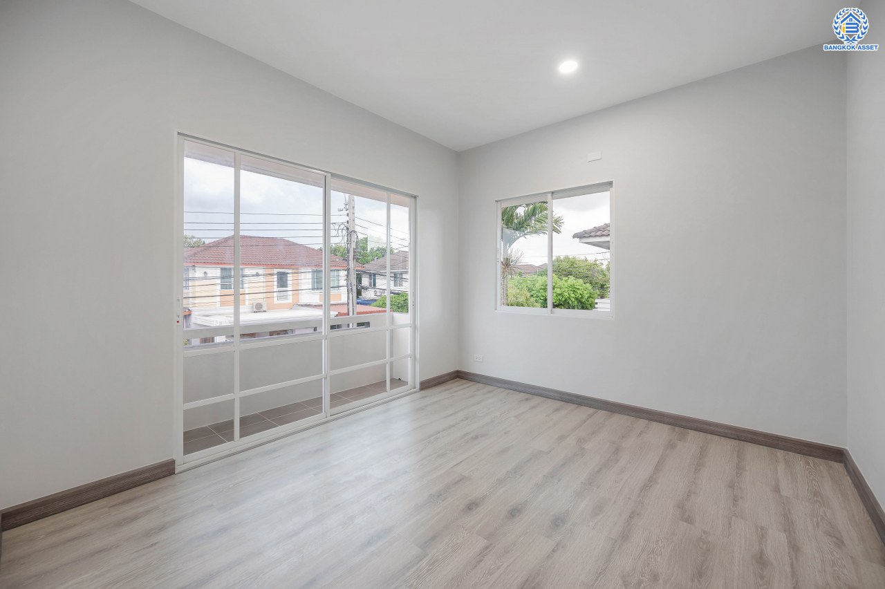 บ้านมือสองตกแต่งใหม่ โครงการ โฮมเพลส เดอะพาร์ค บางกรวย-ไทรน้อย เนื้อที่ 56 ตร.ว. พื้นที่ใช้สอย 168.21 ตร.ม. ฟังก์ชัน 3 ห้องนอน 2 ห้องน้ำ จอดรถได้ 2 คัน มีความเป็นส่วนตัว เดินทางสะดวกเข้า-ออกได้หลายเส้นทาง ทั้งถนนรัตนาธิเบศร์ ถนนบางกรวย-ไทรน้อย ถนนกาญจนาภิเษก ใกล้รถไฟฟ้าสายสีม่วง "สถานีบางพลู"