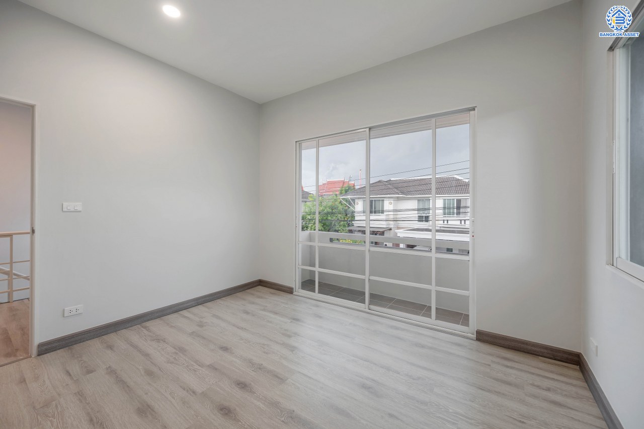 บ้านมือสองตกแต่งใหม่ โครงการ โฮมเพลส เดอะพาร์ค บางกรวย-ไทรน้อย เนื้อที่ 56 ตร.ว. พื้นที่ใช้สอย 168.21 ตร.ม. ฟังก์ชัน 3 ห้องนอน 2 ห้องน้ำ จอดรถได้ 2 คัน มีความเป็นส่วนตัว เดินทางสะดวกเข้า-ออกได้หลายเส้นทาง ทั้งถนนรัตนาธิเบศร์ ถนนบางกรวย-ไทรน้อย ถนนกาญจนาภิเษก ใกล้รถไฟฟ้าสายสีม่วง "สถานีบางพลู"