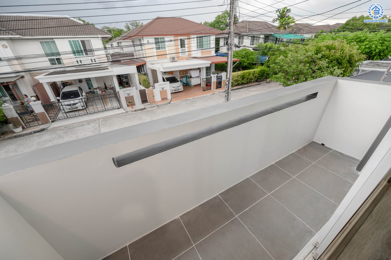 บ้านมือสองตกแต่งใหม่ โครงการ โฮมเพลส เดอะพาร์ค บางกรวย-ไทรน้อย เนื้อที่ 56 ตร.ว. พื้นที่ใช้สอย 168.21 ตร.ม. ฟังก์ชัน 3 ห้องนอน 2 ห้องน้ำ จอดรถได้ 2 คัน มีความเป็นส่วนตัว เดินทางสะดวกเข้า-ออกได้หลายเส้นทาง ทั้งถนนรัตนาธิเบศร์ ถนนบางกรวย-ไทรน้อย ถนนกาญจนาภิเษก ใกล้รถไฟฟ้าสายสีม่วง "สถานีบางพลู"