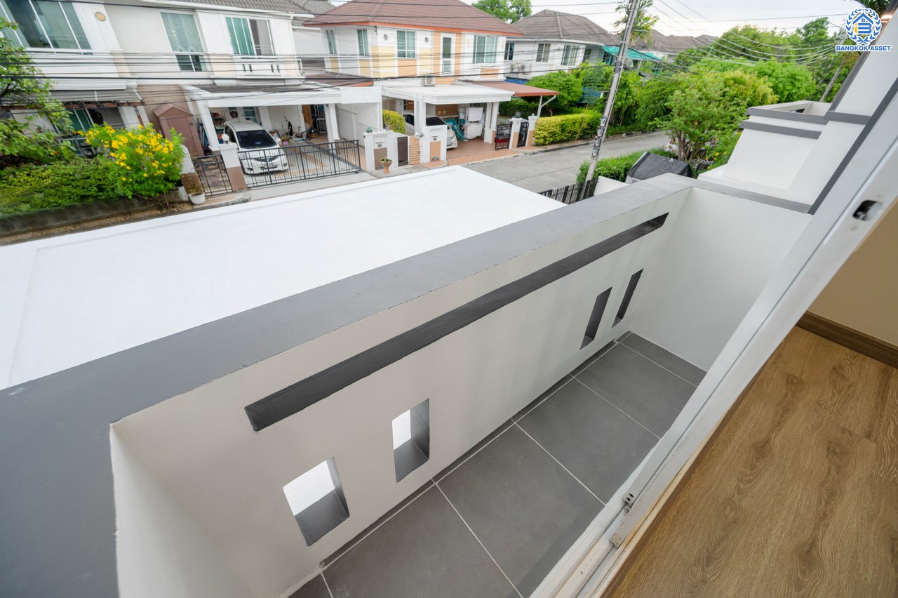 บ้านมือสองตกแต่งใหม่ โครงการ โฮมเพลส เดอะพาร์ค บางกรวย-ไทรน้อย เนื้อที่ 56 ตร.ว. พื้นที่ใช้สอย 168.21 ตร.ม. ฟังก์ชัน 3 ห้องนอน 2 ห้องน้ำ จอดรถได้ 2 คัน มีความเป็นส่วนตัว เดินทางสะดวกเข้า-ออกได้หลายเส้นทาง ทั้งถนนรัตนาธิเบศร์ ถนนบางกรวย-ไทรน้อย ถนนกาญจนาภิเษก ใกล้รถไฟฟ้าสายสีม่วง "สถานีบางพลู"