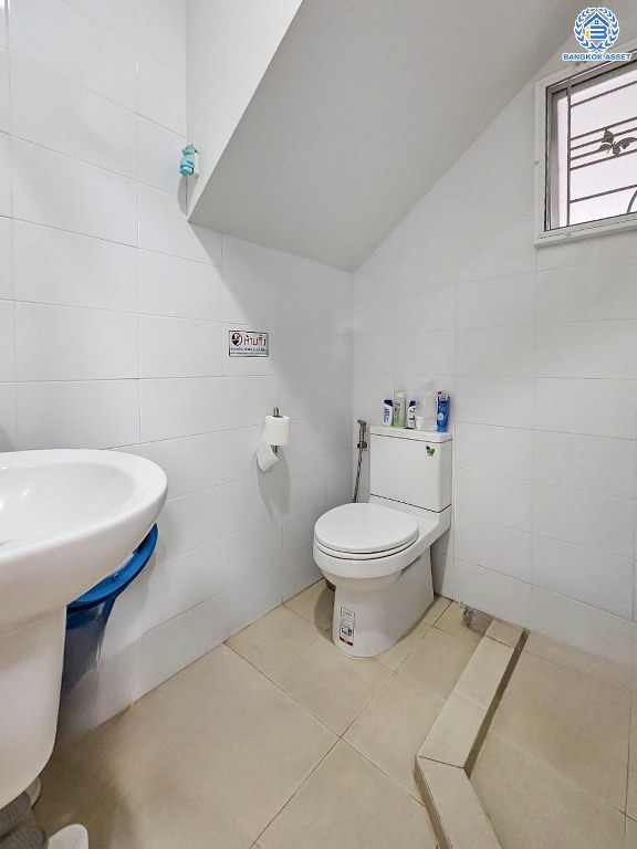 *****บ้านแฝดมือสอง โครงการ เดอะวิลล่า รัตนาธิเบศร์ เนื้อที่ 35.80 ตร.ว. ฟังก์ชัน 3 ห้องนอน 2 ห้องน้ำ 2 ที่จอดรถ ฟังก์ชันครบ สวย พร้อมเข้าอยู่ ทำเลเดินทางสะดวก เชื่อมต่อถนนรัตนาธิเบศร์ ถนนชัยพฤกษ์ ถนนราชพฤกษ์ ใกล้รถไฟฟ้าสายสีม่วง "สถานีบางรักน้อยท่าอิฐ" และจุดขึ้นทางด่วน "งามวงศ์วาน"