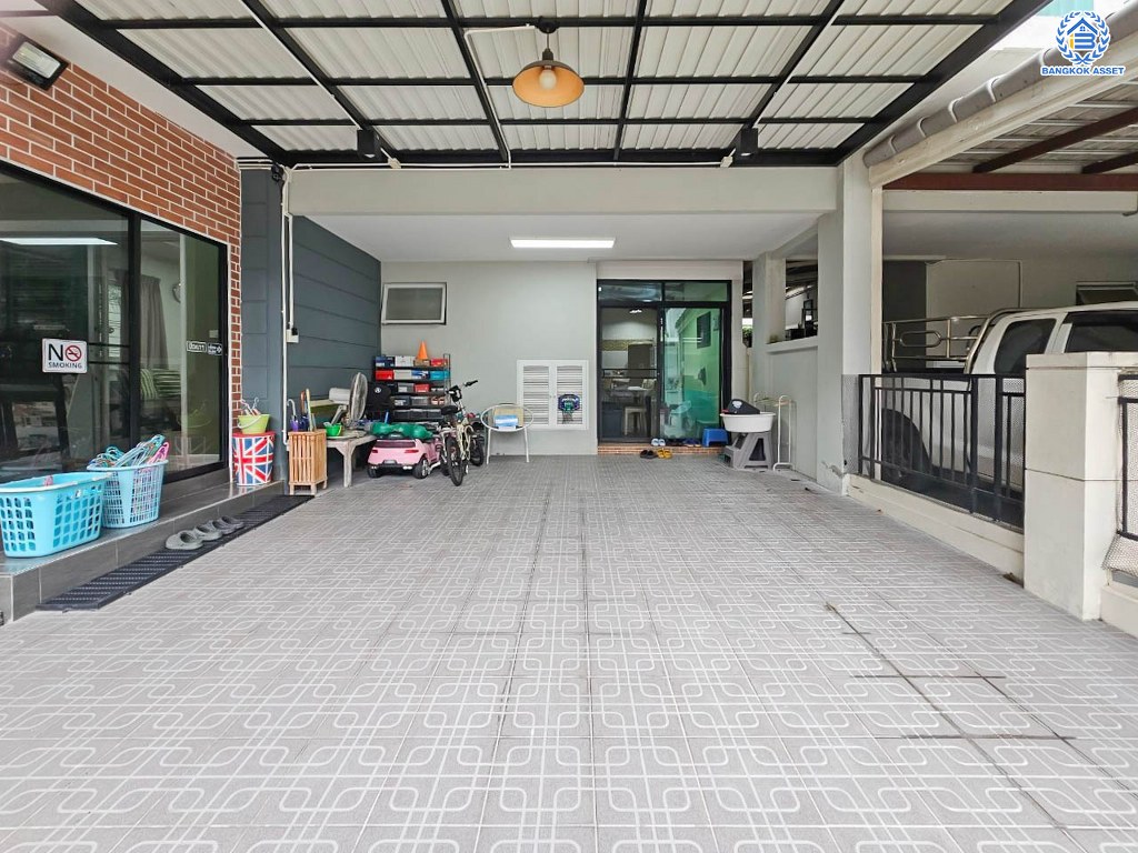 *****บ้านแฝดมือสอง โครงการ เดอะวิลล่า รัตนาธิเบศร์ เนื้อที่ 35.80 ตร.ว. ฟังก์ชัน 3 ห้องนอน 2 ห้องน้ำ 2 ที่จอดรถ ฟังก์ชันครบ สวย พร้อมเข้าอยู่ ทำเลเดินทางสะดวก เชื่อมต่อถนนรัตนาธิเบศร์ ถนนชัยพฤกษ์ ถนนราชพฤกษ์ ใกล้รถไฟฟ้าสายสีม่วง "สถานีบางรักน้อยท่าอิฐ" และจุดขึ้นทางด่วน "งามวงศ์วาน"