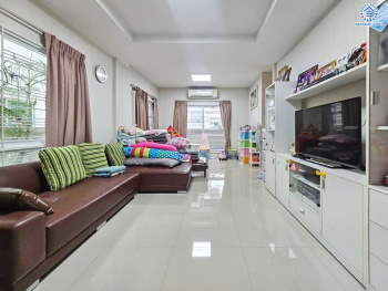 *****บ้านแฝดมือสอง โครงการ เดอะวิลล่า รัตนาธิเบศร์ เนื้อที่ 35.80 ตร.ว. ฟังก์ชัน 3 ห้องนอน 2 ห้องน้ำ 2 ที่จอดรถ ฟังก์ชันครบ สวย พร้อมเข้าอยู่ ทำเลเดินทางสะดวก เชื่อมต่อถนนรัตนาธิเบศร์ ถนนชัยพฤกษ์ ถนนราชพฤกษ์ ใกล้รถไฟฟ้าสายสีม่วง "สถานีบางรักน้อยท่าอิฐ" และจุดขึ้นทางด่วน "งามวงศ์วาน"