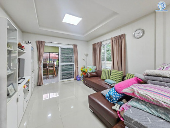 *****บ้านแฝดมือสอง โครงการ เดอะวิลล่า รัตนาธิเบศร์ เนื้อที่ 35.80 ตร.ว. ฟังก์ชัน 3 ห้องนอน 2 ห้องน้ำ 2 ที่จอดรถ ฟังก์ชันครบ สวย พร้อมเข้าอยู่ ทำเลเดินทางสะดวก เชื่อมต่อถนนรัตนาธิเบศร์ ถนนชัยพฤกษ์ ถนนราชพฤกษ์ ใกล้รถไฟฟ้าสายสีม่วง "สถานีบางรักน้อยท่าอิฐ" และจุดขึ้นทางด่วน "งามวงศ์วาน"