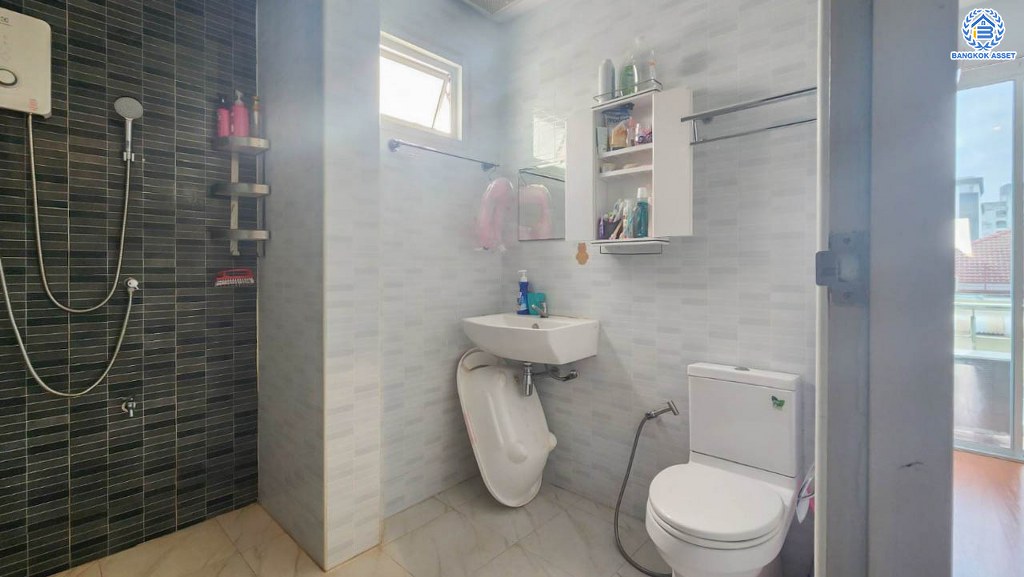 *****ทาวน์เฮ้าส์มือสอง โครงการ ซื่อตรง แกรนด์โฮม เกษตร-รัชโยธิน หลังมุม เนื้อที่ 44.20 ตร.ว. ฟังก์ชัน 4 ห้องนอน 4 ห้องน้ำ 2 ที่จอดรถ ฟังก์ชันครบครัน ติดถนนเมน พร้อมเข้าอยู่ โครงการบนทำเลเมือง เชื่อมต่อถนนรัชดาภิเษก ถนนลาดพร้าว ใกล้รถไฟฟ้าสายสีเขียว "สถานีเสนานิคม"