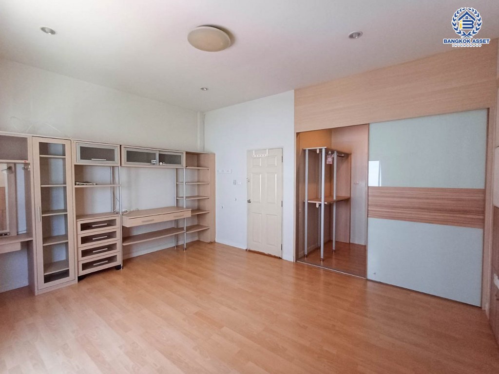 *****ทาวน์เฮ้าส์ 3 ชั้นมือสอง โครงการ ปริญลักษณ์ วงแหวน-สาทร เนื้อที่ 25.40 ตร.ว. ฟังก์ชัน 4 ห้องนอน 4 ห้องน้ำ พร้อมเข้าอยู่ โครงการบนทำเลเดินทางสะดวก เชื่อมต่อถนนกาญจนาภิเษก ถนนเพชรเกษม ถนนพุทธมณฑลสาย1 ใกล้ห้างสรรพสินค้า เดอะมอลล์ไลฟ์สโตร์ บางแค