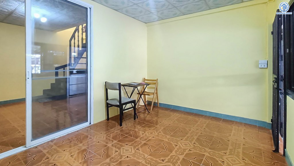 *****ทาวน์เฮ้าส์มือสอง โครงการ เก้าแสนเจ็ด รามอินทรา เนื้อที่ 16 ตร.ว. ฟังก์ชัน 2 ห้องนอน 1 ห้องน้ำ ภายในสวย พร้อมเข้าอยู่ เหมาะสำหรับการลงทุนให้เช่า โครงการบนทำเลเดินทางสะดวก เชื่อมต่อถนนรามอินทรา ถนนสวนสยาม ถนนเสรีไทย ใกล้รถไฟฟ้าสายสีชมพู "สถานีสถานีนพรัตน์" และจุดขึ้นทางด่วน "ศรีรัช"