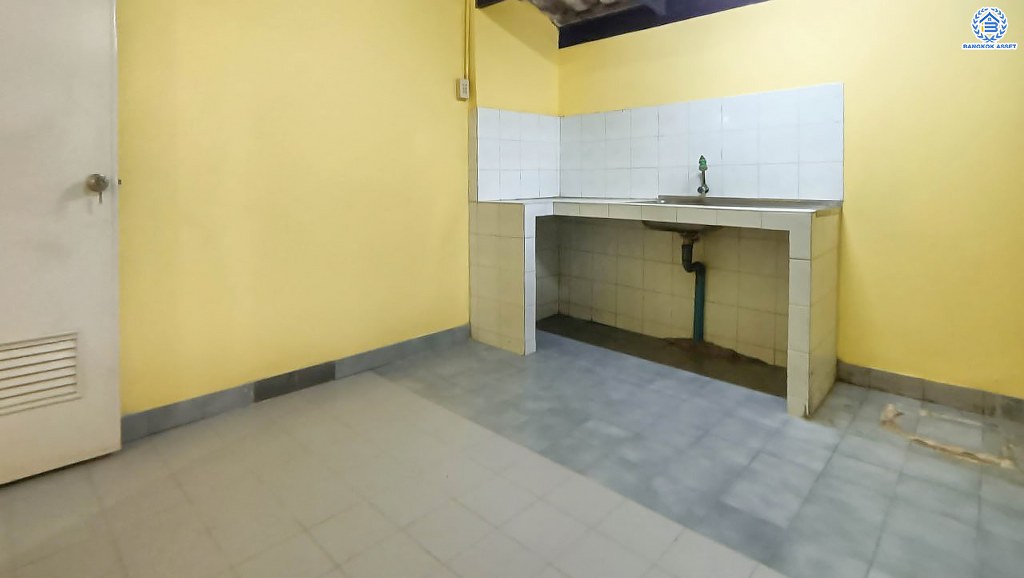 *****ทาวน์เฮ้าส์มือสอง โครงการ เก้าแสนเจ็ด รามอินทรา เนื้อที่ 16 ตร.ว. ฟังก์ชัน 2 ห้องนอน 1 ห้องน้ำ ภายในสวย พร้อมเข้าอยู่ เหมาะสำหรับการลงทุนให้เช่า โครงการบนทำเลเดินทางสะดวก เชื่อมต่อถนนรามอินทรา ถนนสวนสยาม ถนนเสรีไทย ใกล้รถไฟฟ้าสายสีชมพู "สถานีสถานีนพรัตน์" และจุดขึ้นทางด่วน "ศรีรัช"