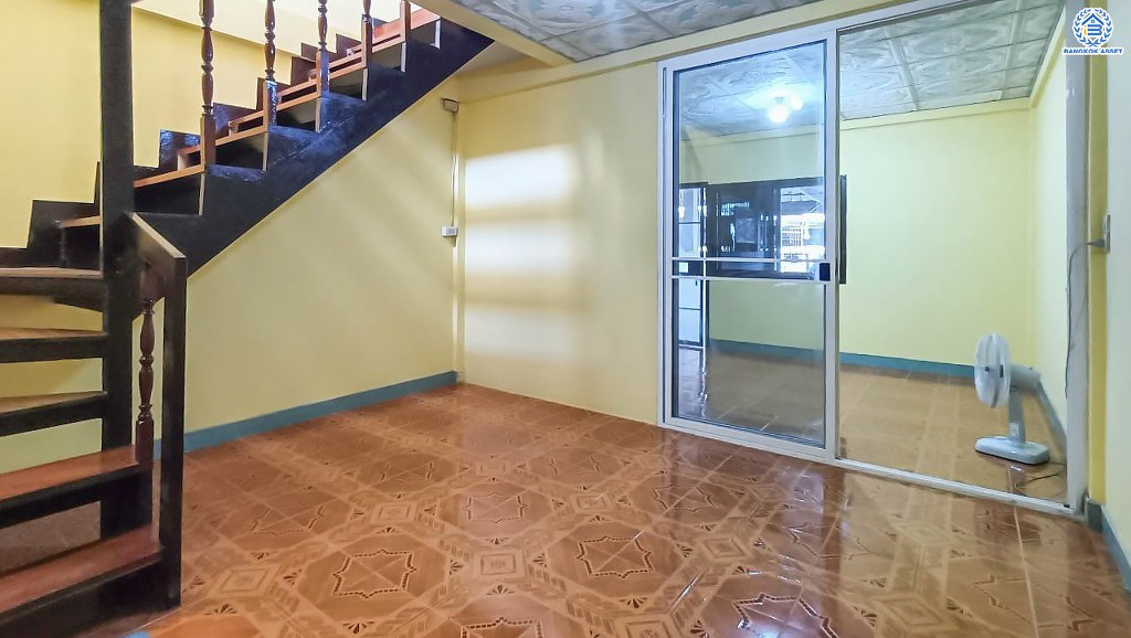 *****ทาวน์เฮ้าส์มือสอง โครงการ เก้าแสนเจ็ด รามอินทรา เนื้อที่ 16 ตร.ว. ฟังก์ชัน 2 ห้องนอน 1 ห้องน้ำ ภายในสวย พร้อมเข้าอยู่ เหมาะสำหรับการลงทุนให้เช่า โครงการบนทำเลเดินทางสะดวก เชื่อมต่อถนนรามอินทรา ถนนสวนสยาม ถนนเสรีไทย ใกล้รถไฟฟ้าสายสีชมพู "สถานีสถานีนพรัตน์" และจุดขึ้นทางด่วน "ศรีรัช"