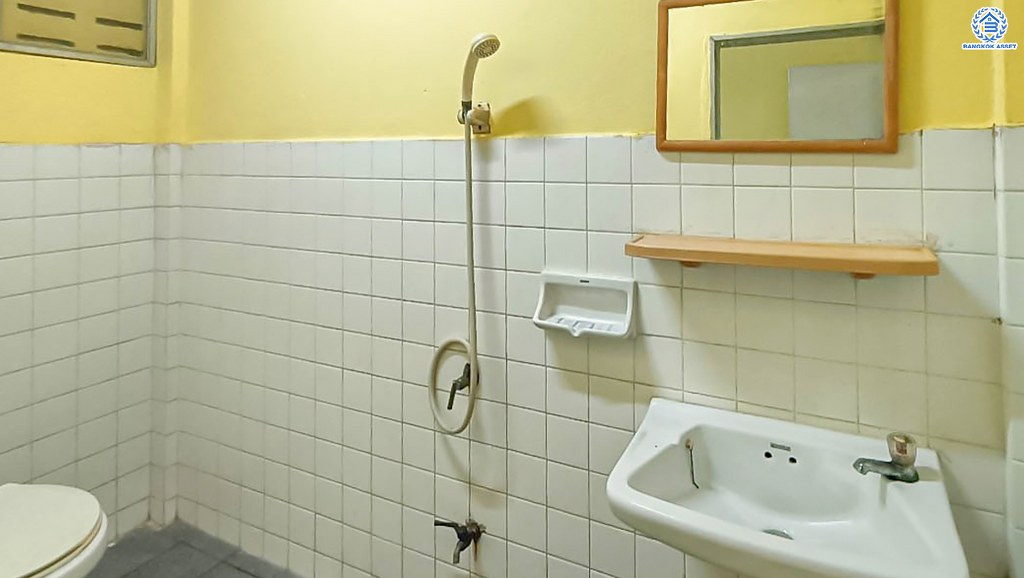 *****ทาวน์เฮ้าส์มือสอง โครงการ เก้าแสนเจ็ด รามอินทรา เนื้อที่ 16 ตร.ว. ฟังก์ชัน 2 ห้องนอน 1 ห้องน้ำ ภายในสวย พร้อมเข้าอยู่ เหมาะสำหรับการลงทุนให้เช่า โครงการบนทำเลเดินทางสะดวก เชื่อมต่อถนนรามอินทรา ถนนสวนสยาม ถนนเสรีไทย ใกล้รถไฟฟ้าสายสีชมพู "สถานีสถานีนพรัตน์" และจุดขึ้นทางด่วน "ศรีรัช"