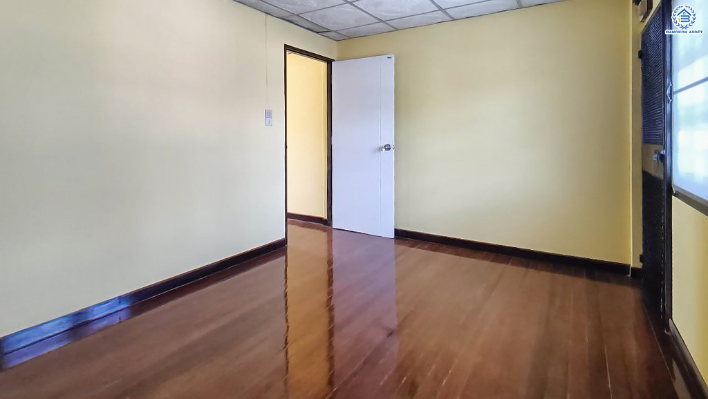 *****ทาวน์เฮ้าส์มือสอง โครงการ เก้าแสนเจ็ด รามอินทรา เนื้อที่ 16 ตร.ว. ฟังก์ชัน 2 ห้องนอน 1 ห้องน้ำ ภายในสวย พร้อมเข้าอยู่ เหมาะสำหรับการลงทุนให้เช่า โครงการบนทำเลเดินทางสะดวก เชื่อมต่อถนนรามอินทรา ถนนสวนสยาม ถนนเสรีไทย ใกล้รถไฟฟ้าสายสีชมพู "สถานีสถานีนพรัตน์" และจุดขึ้นทางด่วน "ศรีรัช"