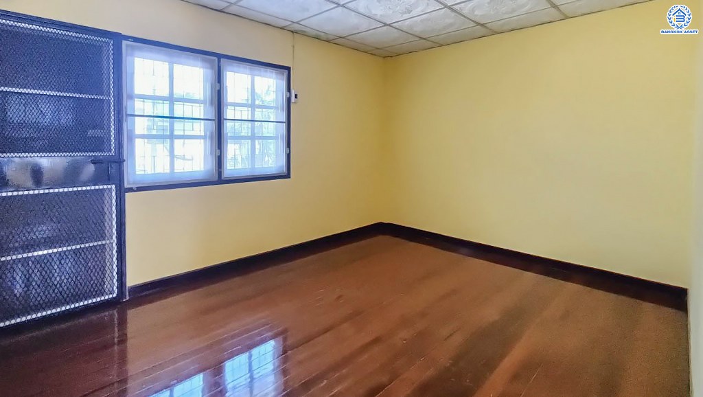 *****ทาวน์เฮ้าส์มือสอง โครงการ เก้าแสนเจ็ด รามอินทรา เนื้อที่ 16 ตร.ว. ฟังก์ชัน 2 ห้องนอน 1 ห้องน้ำ ภายในสวย พร้อมเข้าอยู่ เหมาะสำหรับการลงทุนให้เช่า โครงการบนทำเลเดินทางสะดวก เชื่อมต่อถนนรามอินทรา ถนนสวนสยาม ถนนเสรีไทย ใกล้รถไฟฟ้าสายสีชมพู "สถานีสถานีนพรัตน์" และจุดขึ้นทางด่วน "ศรีรัช"