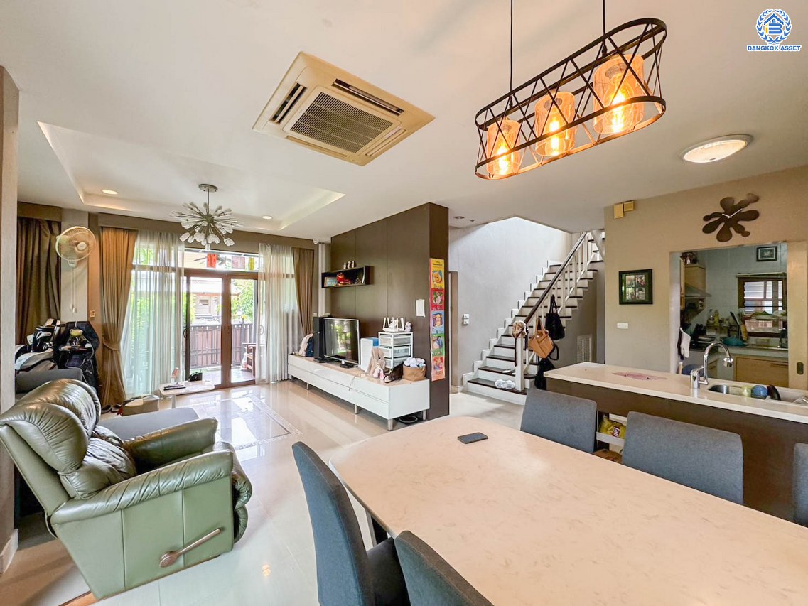 *****บ้านเดี่ยวมือสอง โครงการ เศรษฐสิริ ประชาชื่น หลังมุม เนื้อที่ 62.10 ตร.ว. ฟังก์ชัน 3 ห้องนอน 3 ห้องน้ำ 2 ที่จอดรถ สุดยอดความเป็นส่วนตัว ใจกลางแจ้งวัฒนะ ติดศูนย์ราชการแจ้งวัฒนะ โครงการมีคุณภาพบนทำเลเดินทางสะดวก เชื่อมต่อถนนสามัคคี ถนนประชาชื่น ถนนงามวงศ์วาน ใกล้เดอะมอลล์ งามวงศ์วาน และจุดขึ้นทางด่วน "ศรีรัช"