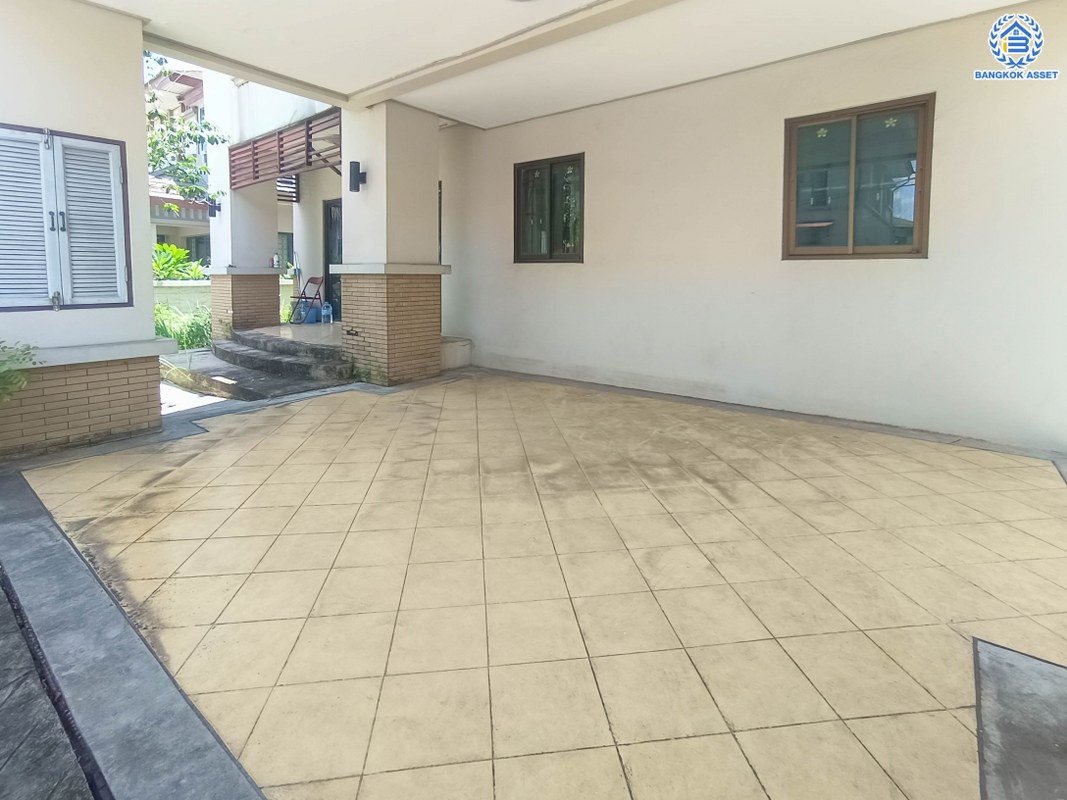 *****บ้านเดี่ยวมือสอง โครงการ กฤษณา พระราม5-กาญจนาภิเษก เนื้อที่ 65 ตร.ว. ฟังก์ชัน 3 ห้องนอน 3 ห้องน้ำ 2 ที่จอดรถ บ้านพร้อมเข้าอยู่ ทำเลดี เดินทางเข้าออกได้หลายเส้นทาง เชื่อมต่อถนนบางบัวทอง ถนนกาญจนาภิเษก ถนนนครอินทร์ ใกล้ห้างสรรพสินค้าเซ็นทรัลเวสต์เกต และจุดขึ้นทางด่วน "ศรีรัช"...