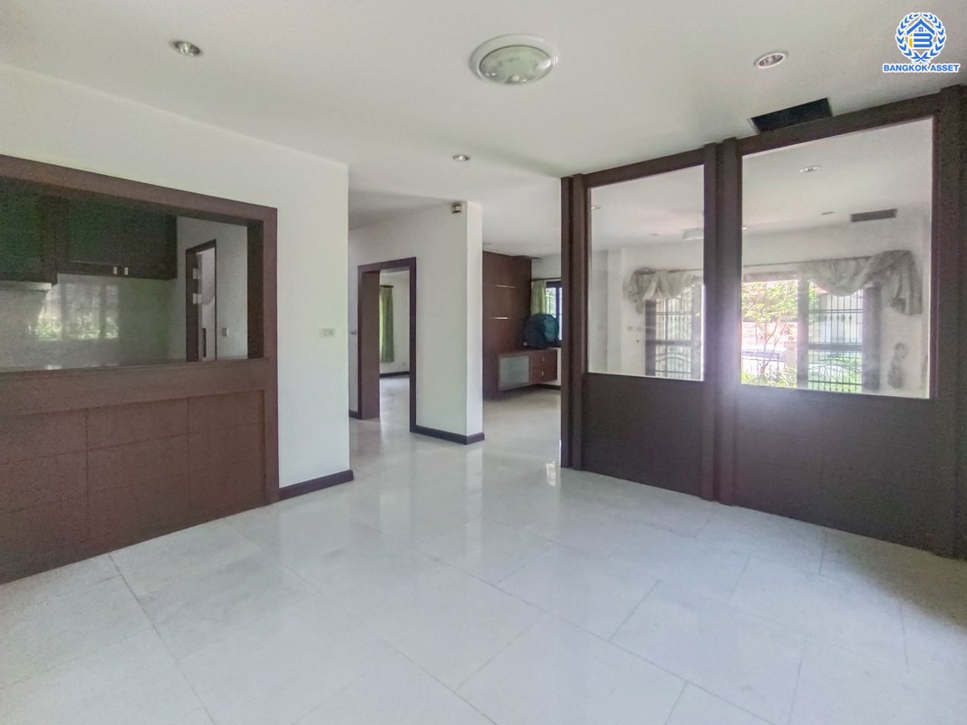 *****บ้านเดี่ยวมือสอง โครงการ กฤษณา พระราม5-กาญจนาภิเษก เนื้อที่ 65 ตร.ว. ฟังก์ชัน 3 ห้องนอน 3 ห้องน้ำ 2 ที่จอดรถ บ้านพร้อมเข้าอยู่ ทำเลดี เดินทางเข้าออกได้หลายเส้นทาง เชื่อมต่อถนนบางบัวทอง ถนนกาญจนาภิเษก ถนนนครอินทร์ ใกล้ห้างสรรพสินค้าเซ็นทรัลเวสต์เกต และจุดขึ้นทางด่วน "ศรีรัช"...