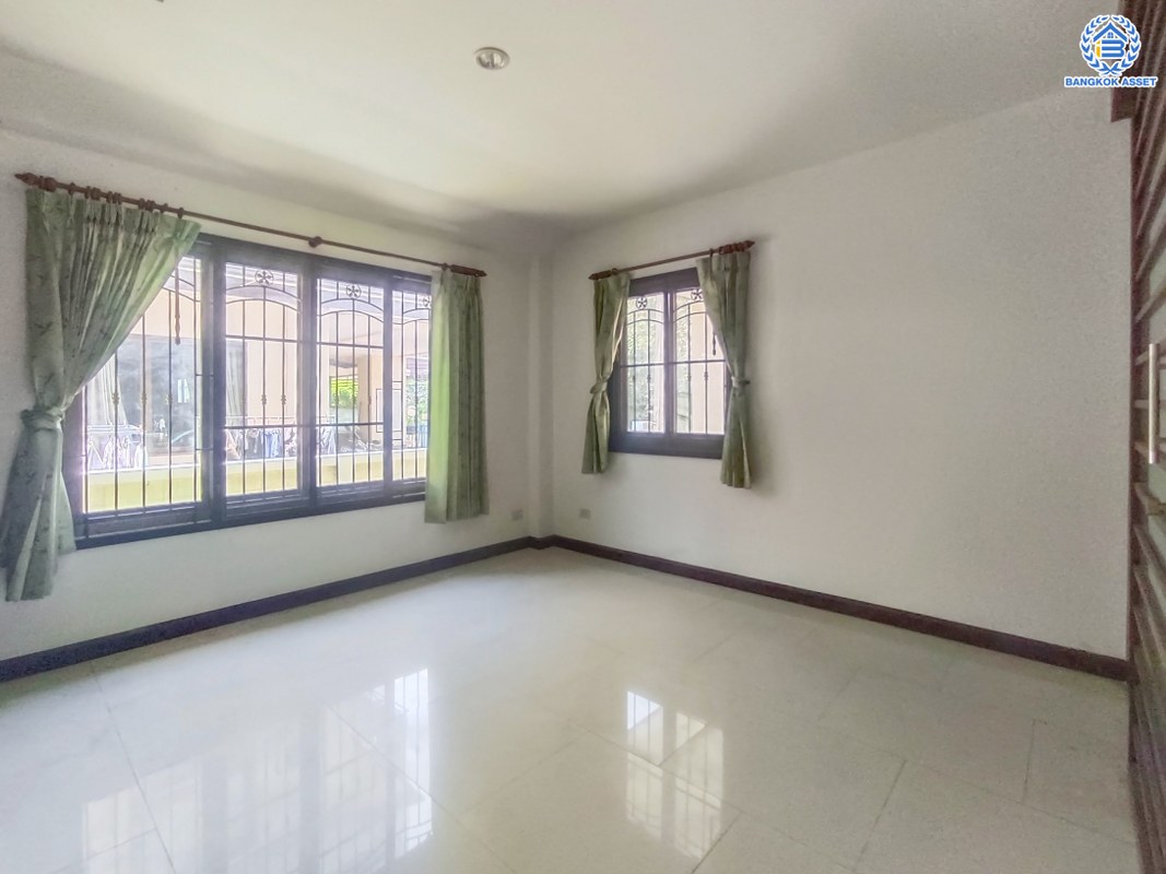 *****บ้านเดี่ยวมือสอง โครงการ กฤษณา พระราม5-กาญจนาภิเษก เนื้อที่ 65 ตร.ว. ฟังก์ชัน 3 ห้องนอน 3 ห้องน้ำ 2 ที่จอดรถ บ้านพร้อมเข้าอยู่ ทำเลดี เดินทางเข้าออกได้หลายเส้นทาง เชื่อมต่อถนนบางบัวทอง ถนนกาญจนาภิเษก ถนนนครอินทร์ ใกล้ห้างสรรพสินค้าเซ็นทรัลเวสต์เกต และจุดขึ้นทางด่วน "ศรีรัช"...