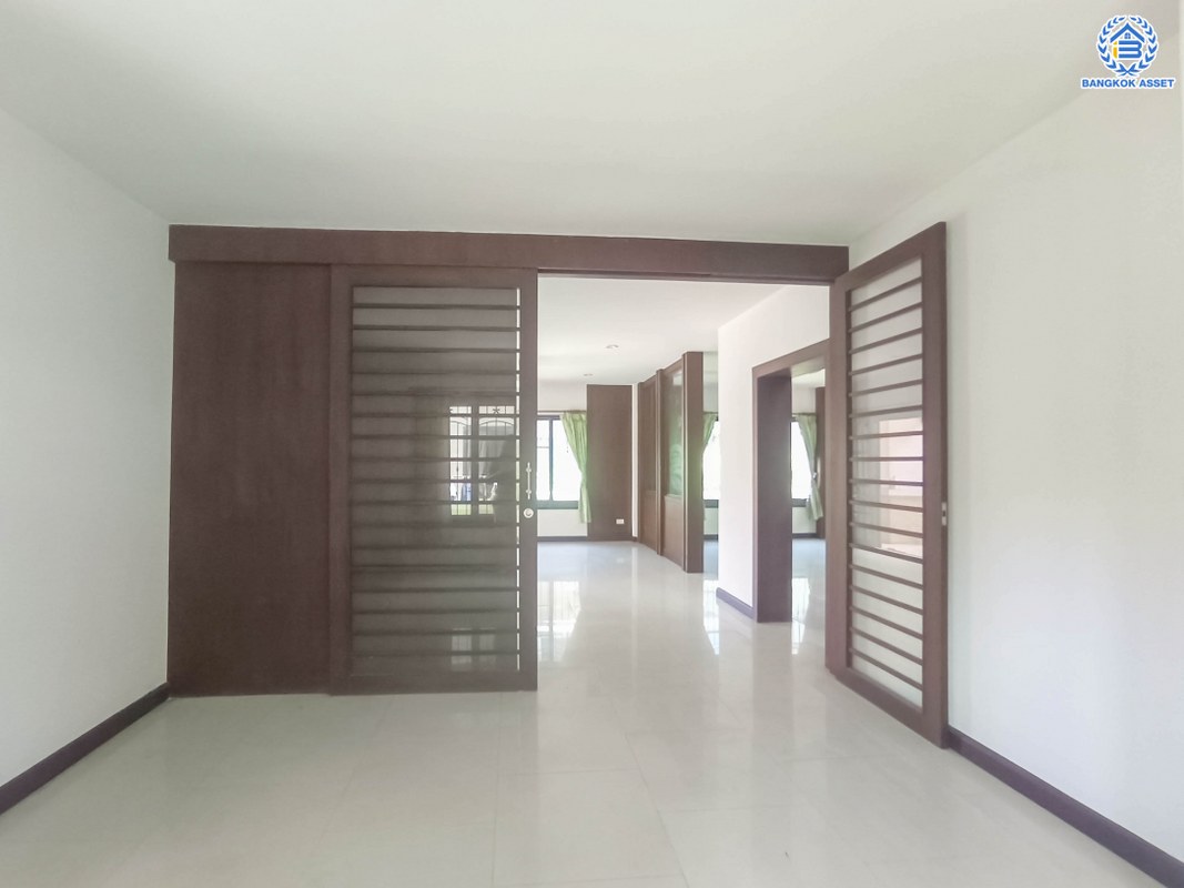 *****บ้านเดี่ยวมือสอง โครงการ กฤษณา พระราม5-กาญจนาภิเษก เนื้อที่ 65 ตร.ว. ฟังก์ชัน 3 ห้องนอน 3 ห้องน้ำ 2 ที่จอดรถ บ้านพร้อมเข้าอยู่ ทำเลดี เดินทางเข้าออกได้หลายเส้นทาง เชื่อมต่อถนนบางบัวทอง ถนนกาญจนาภิเษก ถนนนครอินทร์ ใกล้ห้างสรรพสินค้าเซ็นทรัลเวสต์เกต และจุดขึ้นทางด่วน "ศรีรัช"...