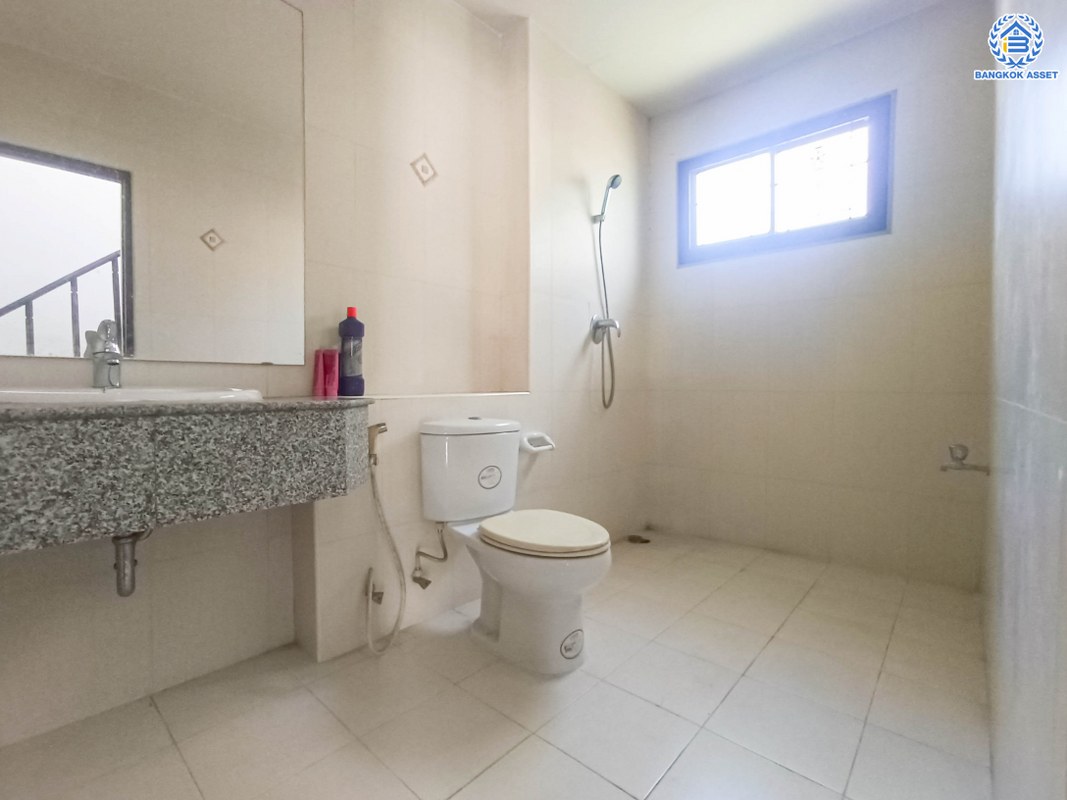 *****บ้านเดี่ยวมือสอง โครงการ กฤษณา พระราม5-กาญจนาภิเษก เนื้อที่ 65 ตร.ว. ฟังก์ชัน 3 ห้องนอน 3 ห้องน้ำ 2 ที่จอดรถ บ้านพร้อมเข้าอยู่ ทำเลดี เดินทางเข้าออกได้หลายเส้นทาง เชื่อมต่อถนนบางบัวทอง ถนนกาญจนาภิเษก ถนนนครอินทร์ ใกล้ห้างสรรพสินค้าเซ็นทรัลเวสต์เกต และจุดขึ้นทางด่วน "ศรีรัช"...