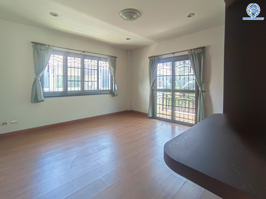 *****บ้านเดี่ยวมือสอง โครงการ กฤษณา พระราม5-กาญจนาภิเษก เนื้อที่ 65 ตร.ว. ฟังก์ชัน 3 ห้องนอน 3 ห้องน้ำ 2 ที่จอดรถ บ้านพร้อมเข้าอยู่ ทำเลดี เดินทางเข้าออกได้หลายเส้นทาง เชื่อมต่อถนนบางบัวทอง ถนนกาญจนาภิเษก ถนนนครอินทร์ ใกล้ห้างสรรพสินค้าเซ็นทรัลเวสต์เกต และจุดขึ้นทางด่วน "ศรีรัช"...