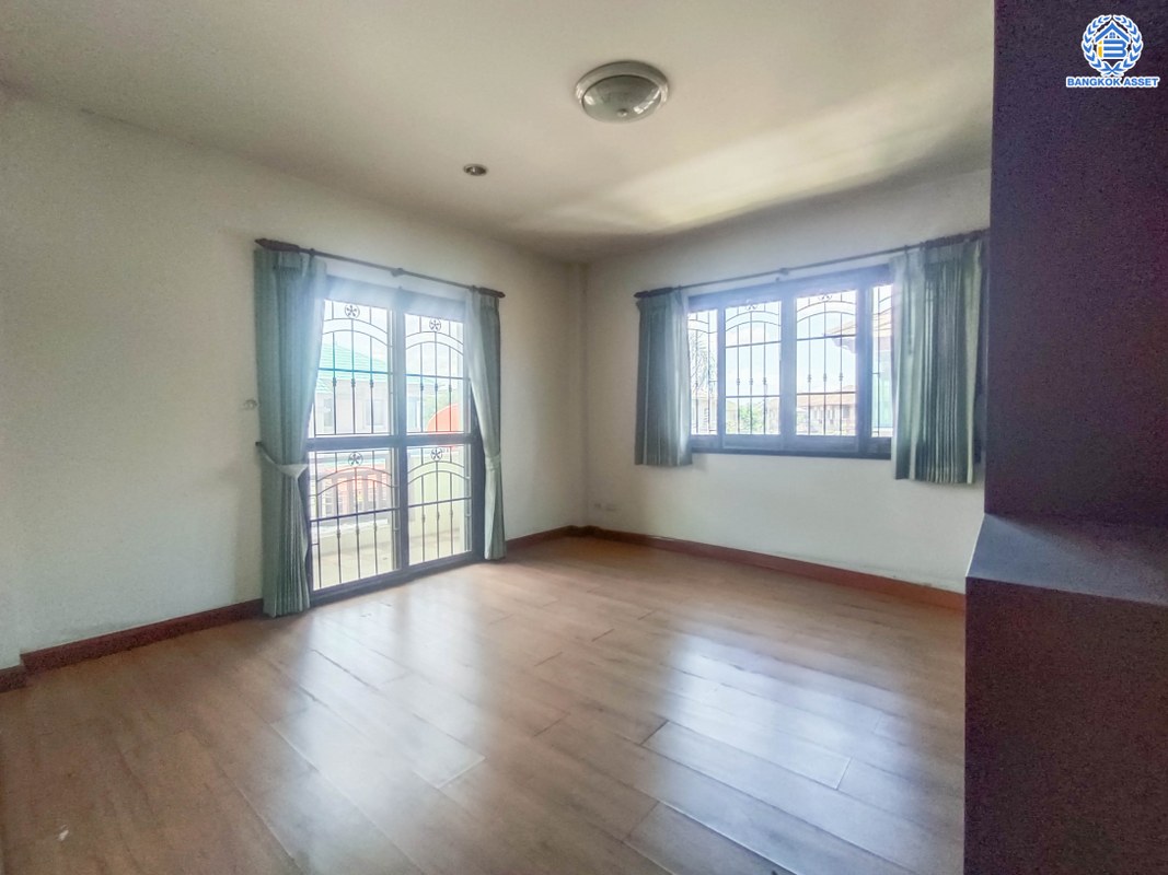 *****บ้านเดี่ยวมือสอง โครงการ กฤษณา พระราม5-กาญจนาภิเษก เนื้อที่ 65 ตร.ว. ฟังก์ชัน 3 ห้องนอน 3 ห้องน้ำ 2 ที่จอดรถ บ้านพร้อมเข้าอยู่ ทำเลดี เดินทางเข้าออกได้หลายเส้นทาง เชื่อมต่อถนนบางบัวทอง ถนนกาญจนาภิเษก ถนนนครอินทร์ ใกล้ห้างสรรพสินค้าเซ็นทรัลเวสต์เกต และจุดขึ้นทางด่วน "ศรีรัช"...