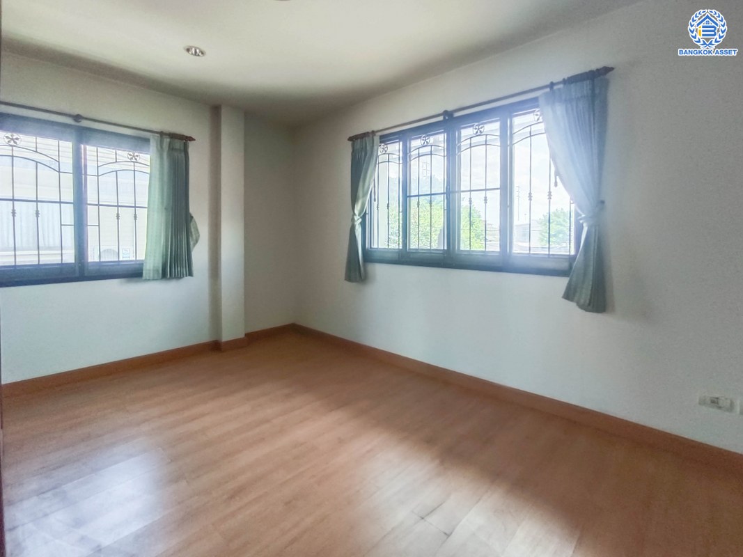 *****บ้านเดี่ยวมือสอง โครงการ กฤษณา พระราม5-กาญจนาภิเษก เนื้อที่ 65 ตร.ว. ฟังก์ชัน 3 ห้องนอน 3 ห้องน้ำ 2 ที่จอดรถ บ้านพร้อมเข้าอยู่ ทำเลดี เดินทางเข้าออกได้หลายเส้นทาง เชื่อมต่อถนนบางบัวทอง ถนนกาญจนาภิเษก ถนนนครอินทร์ ใกล้ห้างสรรพสินค้าเซ็นทรัลเวสต์เกต และจุดขึ้นทางด่วน "ศรีรัช"...