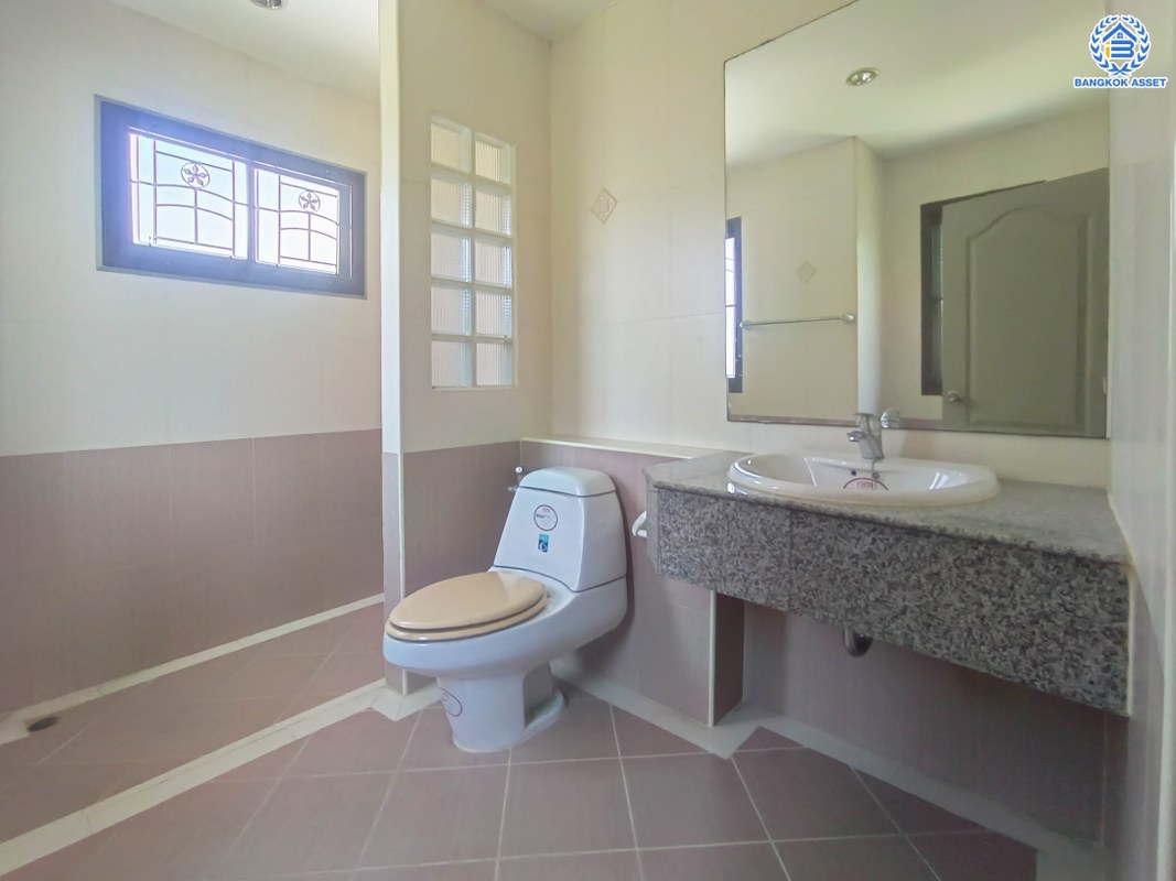 *****บ้านเดี่ยวมือสอง โครงการ กฤษณา พระราม5-กาญจนาภิเษก เนื้อที่ 65 ตร.ว. ฟังก์ชัน 3 ห้องนอน 3 ห้องน้ำ 2 ที่จอดรถ บ้านพร้อมเข้าอยู่ ทำเลดี เดินทางเข้าออกได้หลายเส้นทาง เชื่อมต่อถนนบางบัวทอง ถนนกาญจนาภิเษก ถนนนครอินทร์ ใกล้ห้างสรรพสินค้าเซ็นทรัลเวสต์เกต และจุดขึ้นทางด่วน "ศรีรัช"...