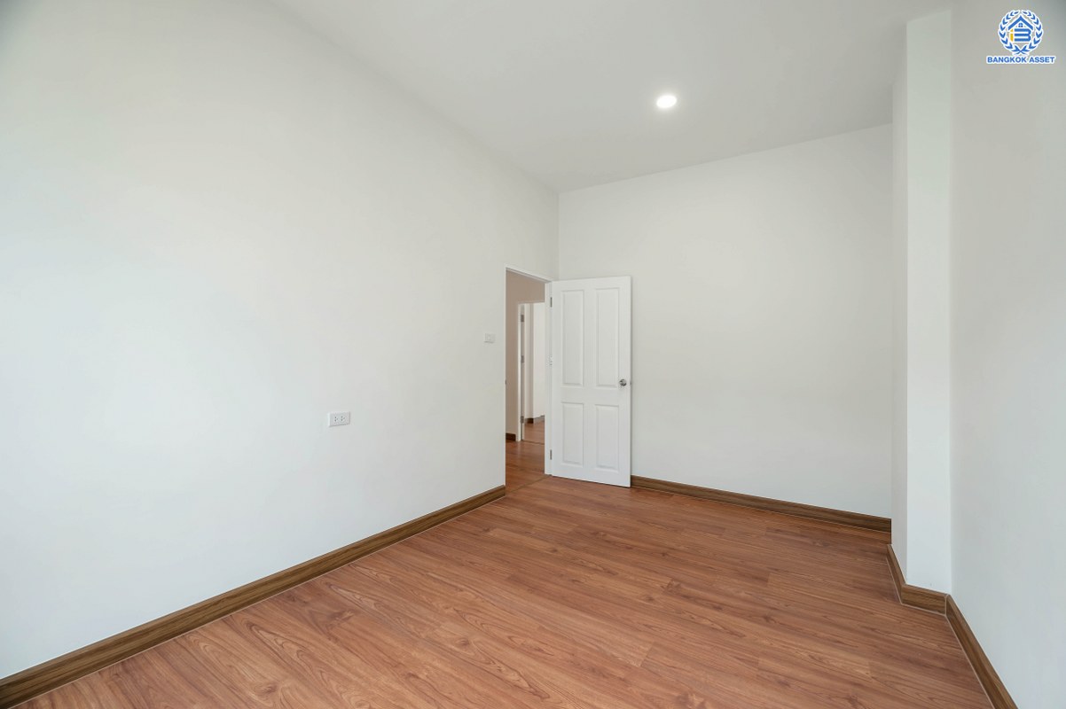 ทาวน์โฮม 3 ชั้นมือสองตกแต่งใหม่ โครงการ วิชั่นสมาร์ทซิตี้ วงศ์สว่าง-ติวานนท์ เนื้อที่ 25 ตร.ว. ฟังก์ชัน 3 ห้องนอน 3 ห้องน้ำ 2 ที่จอดรถ ทำเลเดินทางสะดวก เชื่อมต่อถนนพิบูลย์สงคราม ถนนวงศ์สว่าง ถนนกรุงเทพ-นนทบุรี ใกล้รถไฟฟ้าสายสีม่วง "สถานีแยกติวานนท์" และจุดขึ้นทางด่วน "งามวงศ์วาน"