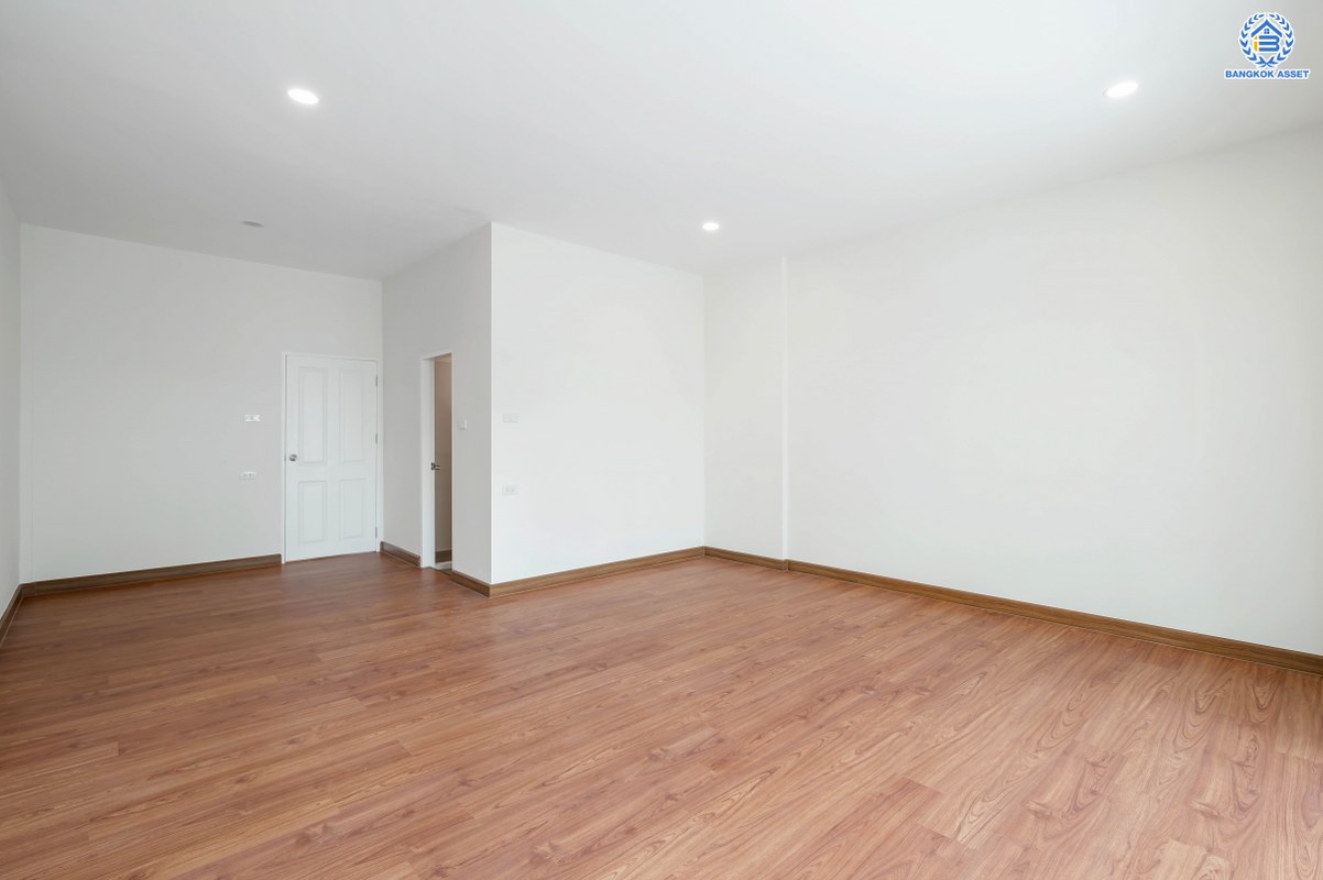 ทาวน์โฮม 3 ชั้นมือสองตกแต่งใหม่ โครงการ วิชั่นสมาร์ทซิตี้ วงศ์สว่าง-ติวานนท์ เนื้อที่ 25 ตร.ว. ฟังก์ชัน 3 ห้องนอน 3 ห้องน้ำ 2 ที่จอดรถ ทำเลเดินทางสะดวก เชื่อมต่อถนนพิบูลย์สงคราม ถนนวงศ์สว่าง ถนนกรุงเทพ-นนทบุรี ใกล้รถไฟฟ้าสายสีม่วง "สถานีแยกติวานนท์" และจุดขึ้นทางด่วน "งามวงศ์วาน"