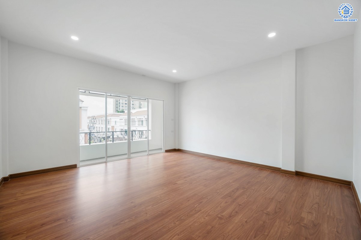 ทาวน์โฮม 3 ชั้นมือสองตกแต่งใหม่ โครงการ วิชั่นสมาร์ทซิตี้ วงศ์สว่าง-ติวานนท์ เนื้อที่ 25 ตร.ว. ฟังก์ชัน 3 ห้องนอน 3 ห้องน้ำ 2 ที่จอดรถ ทำเลเดินทางสะดวก เชื่อมต่อถนนพิบูลย์สงคราม ถนนวงศ์สว่าง ถนนกรุงเทพ-นนทบุรี ใกล้รถไฟฟ้าสายสีม่วง "สถานีแยกติวานนท์" และจุดขึ้นทางด่วน "งามวงศ์วาน"