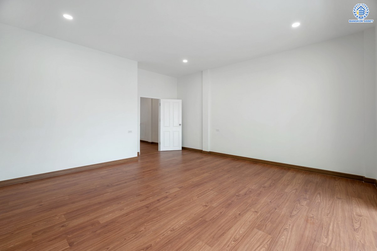 ทาวน์โฮม 3 ชั้นมือสองตกแต่งใหม่ โครงการ วิชั่นสมาร์ทซิตี้ วงศ์สว่าง-ติวานนท์ เนื้อที่ 25 ตร.ว. ฟังก์ชัน 3 ห้องนอน 3 ห้องน้ำ 2 ที่จอดรถ ทำเลเดินทางสะดวก เชื่อมต่อถนนพิบูลย์สงคราม ถนนวงศ์สว่าง ถนนกรุงเทพ-นนทบุรี ใกล้รถไฟฟ้าสายสีม่วง "สถานีแยกติวานนท์" และจุดขึ้นทางด่วน "งามวงศ์วาน"