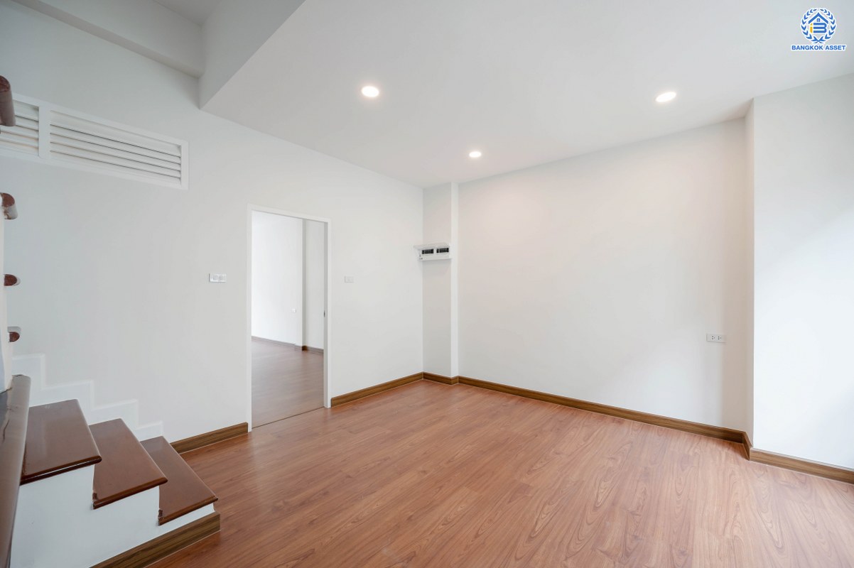 ทาวน์โฮม 3 ชั้นมือสองตกแต่งใหม่ โครงการ วิชั่นสมาร์ทซิตี้ วงศ์สว่าง-ติวานนท์ เนื้อที่ 25 ตร.ว. ฟังก์ชัน 3 ห้องนอน 3 ห้องน้ำ 2 ที่จอดรถ ทำเลเดินทางสะดวก เชื่อมต่อถนนพิบูลย์สงคราม ถนนวงศ์สว่าง ถนนกรุงเทพ-นนทบุรี ใกล้รถไฟฟ้าสายสีม่วง "สถานีแยกติวานนท์" และจุดขึ้นทางด่วน "งามวงศ์วาน"