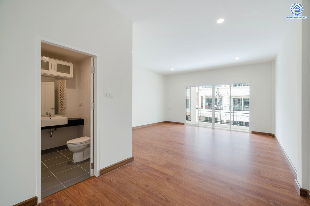 ทาวน์โฮม 3 ชั้นมือสองตกแต่งใหม่ โครงการ วิชั่นสมาร์ทซิตี้ วงศ์สว่าง-ติวานนท์ เนื้อที่ 25 ตร.ว. ฟังก์ชัน 3 ห้องนอน 3 ห้องน้ำ 2 ที่จอดรถ ทำเลเดินทางสะดวก เชื่อมต่อถนนพิบูลย์สงคราม ถนนวงศ์สว่าง ถนนกรุงเทพ-นนทบุรี ใกล้รถไฟฟ้าสายสีม่วง "สถานีแยกติวานนท์" และจุดขึ้นทางด่วน "งามวงศ์วาน"