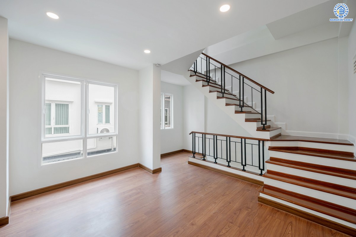 ทาวน์โฮม 3 ชั้นมือสองตกแต่งใหม่ โครงการ วิชั่นสมาร์ทซิตี้ วงศ์สว่าง-ติวานนท์ เนื้อที่ 25 ตร.ว. ฟังก์ชัน 3 ห้องนอน 3 ห้องน้ำ 2 ที่จอดรถ ทำเลเดินทางสะดวก เชื่อมต่อถนนพิบูลย์สงคราม ถนนวงศ์สว่าง ถนนกรุงเทพ-นนทบุรี ใกล้รถไฟฟ้าสายสีม่วง "สถานีแยกติวานนท์" และจุดขึ้นทางด่วน "งามวงศ์วาน"