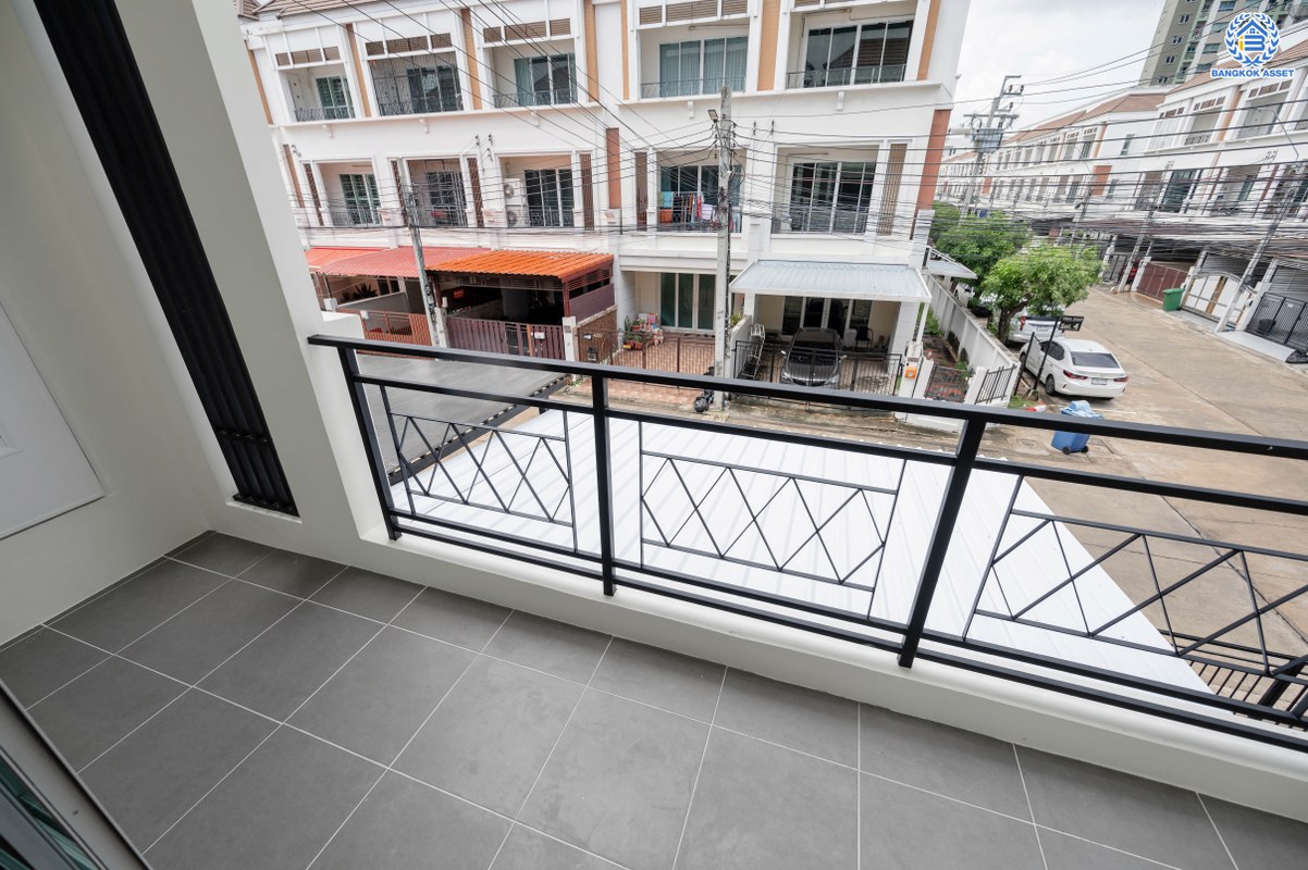 ทาวน์โฮม 3 ชั้นมือสองตกแต่งใหม่ โครงการ วิชั่นสมาร์ทซิตี้ วงศ์สว่าง-ติวานนท์ เนื้อที่ 25 ตร.ว. ฟังก์ชัน 3 ห้องนอน 3 ห้องน้ำ 2 ที่จอดรถ ทำเลเดินทางสะดวก เชื่อมต่อถนนพิบูลย์สงคราม ถนนวงศ์สว่าง ถนนกรุงเทพ-นนทบุรี ใกล้รถไฟฟ้าสายสีม่วง "สถานีแยกติวานนท์" และจุดขึ้นทางด่วน "งามวงศ์วาน"