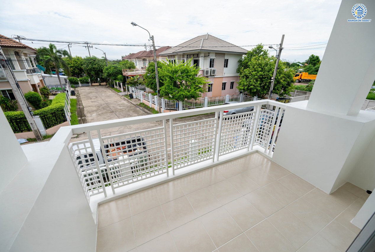 บ้านมือสองตกแต่งใหม่ โครงการ พฤกษาวิลเลจ10 บางใหญ่ เนื้อที่ 51 ตร.ว. ตอบโจทย์ทุกการอยู่อาศัย ฟังก์ชัน 3 ห้องนอน 2 ห้องน้ำ 1 ที่จอดรถ บรรยากาศเป็นส่วนตัว บนทำเลศักยภาพ เชื่อมต่อถนนกาญจนาภิเษก ใกล้เซ็นทรัลเวสต์เกต ทางด่วน "ศรีรัช" และรถไฟฟ้า "สถานีตลาดบางใหญ่"