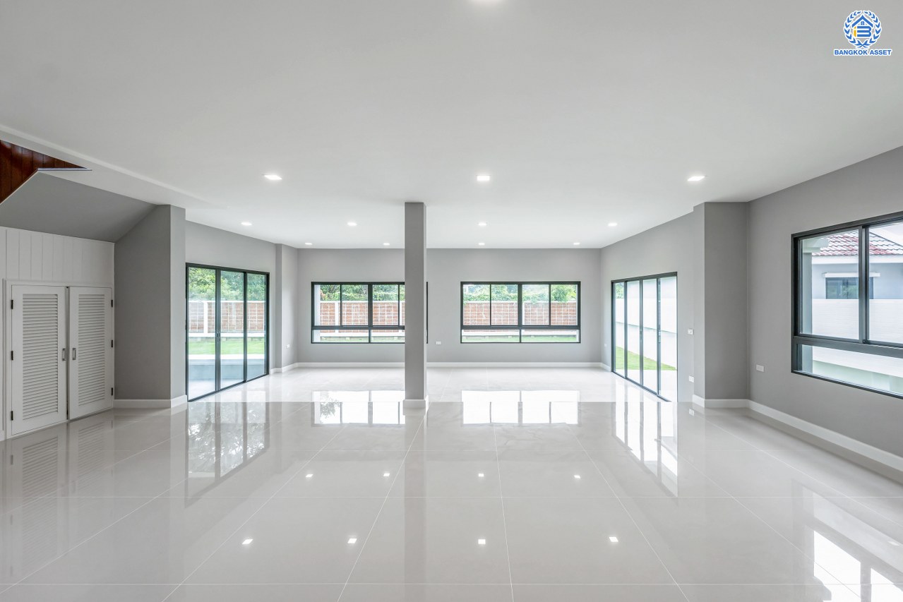 บ้านมือสองตกแต่งใหม่ โครงการ พฤกษ์ภิรมย์รีเจนท์ ปิ่นเกล้า บนสังคมคุณภาพจากแบรนด์ Q.House หลังใหญ่กว่า 228.9 ตร.ว. ดีไซน์ทันสมัย ฟังก์ชัน 5 ห้องนอน (ห้องนอนชั้นล่าง 1 ห้อง) 6 ห้องน้ำ 2 ห้องอเนกประสงค์ 1 ห้องแม่บ้าน จอดรถได้ 3 คัน บนที่สุดแห่งทำเลศักยภาพ หน้าโครงการติดถนนกาญจนาภิเษก เชื่อมต่อทุกการเดินทาง ใกล้จุดขึ้นทางด่วน "ศรีรัช" และรถไฟฟ้าสายสีม่วง "สถานีตลาดบางใหญ่"...