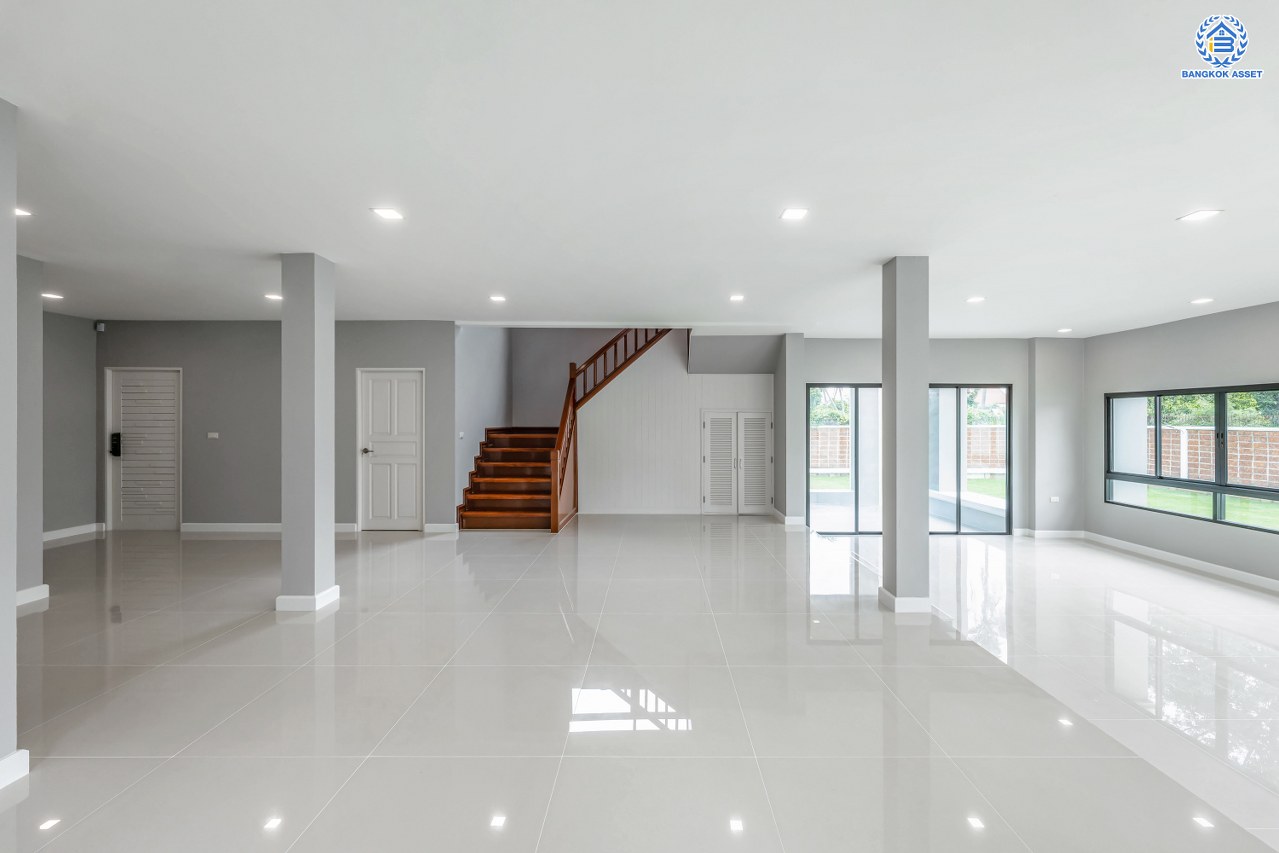 บ้านมือสองตกแต่งใหม่ โครงการ พฤกษ์ภิรมย์รีเจนท์ ปิ่นเกล้า บนสังคมคุณภาพจากแบรนด์ Q.House หลังใหญ่กว่า 228.9 ตร.ว. ดีไซน์ทันสมัย ฟังก์ชัน 5 ห้องนอน (ห้องนอนชั้นล่าง 1 ห้อง) 6 ห้องน้ำ 2 ห้องอเนกประสงค์ 1 ห้องแม่บ้าน จอดรถได้ 3 คัน บนที่สุดแห่งทำเลศักยภาพ หน้าโครงการติดถนนกาญจนาภิเษก เชื่อมต่อทุกการเดินทาง ใกล้จุดขึ้นทางด่วน "ศรีรัช" และรถไฟฟ้าสายสีม่วง "สถานีตลาดบางใหญ่"...